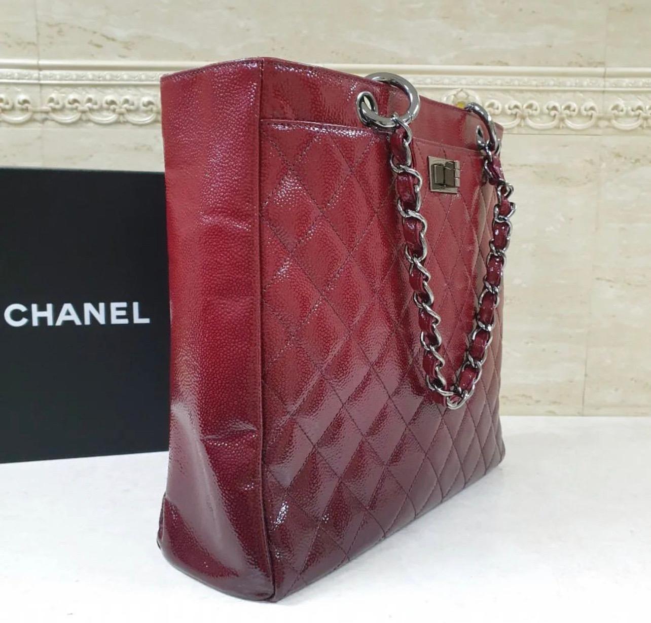 Chanel Burgundy Ombré Quilted Patent Grained Leather 2.55 Reissue Bag In Excellent Condition In Krakow, PL