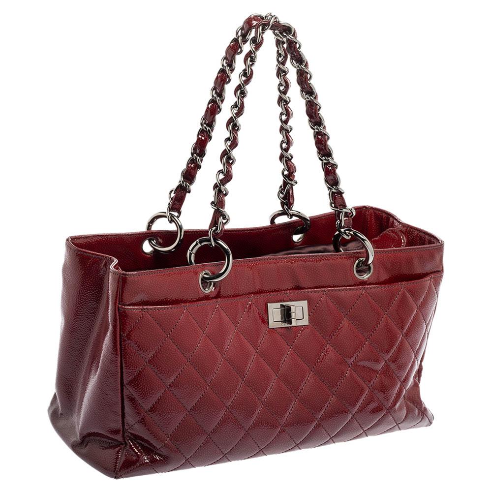 Chanel Burgundy Ombré Quilted Patent Leather 2.55 Reissue Bag In Good Condition In Dubai, Al Qouz 2