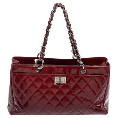 Chanel Burgunderfarbene Ombr-Tasche aus gestepptem Lackleder 2.55 Reissue