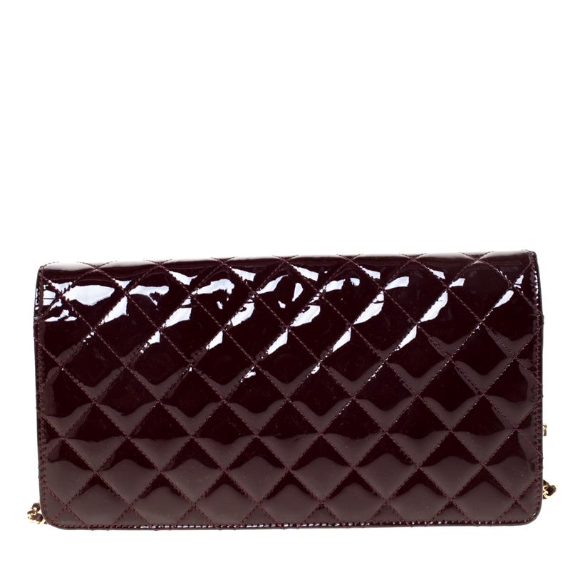 We are in absolute awe of this wallet from Chanel as it is appealing in a surreal way. This stylish wallet is undoubtedly a fashionista's choice! Crafted from patent leather in their quilt design, this burgundy wallet features the signature CC on