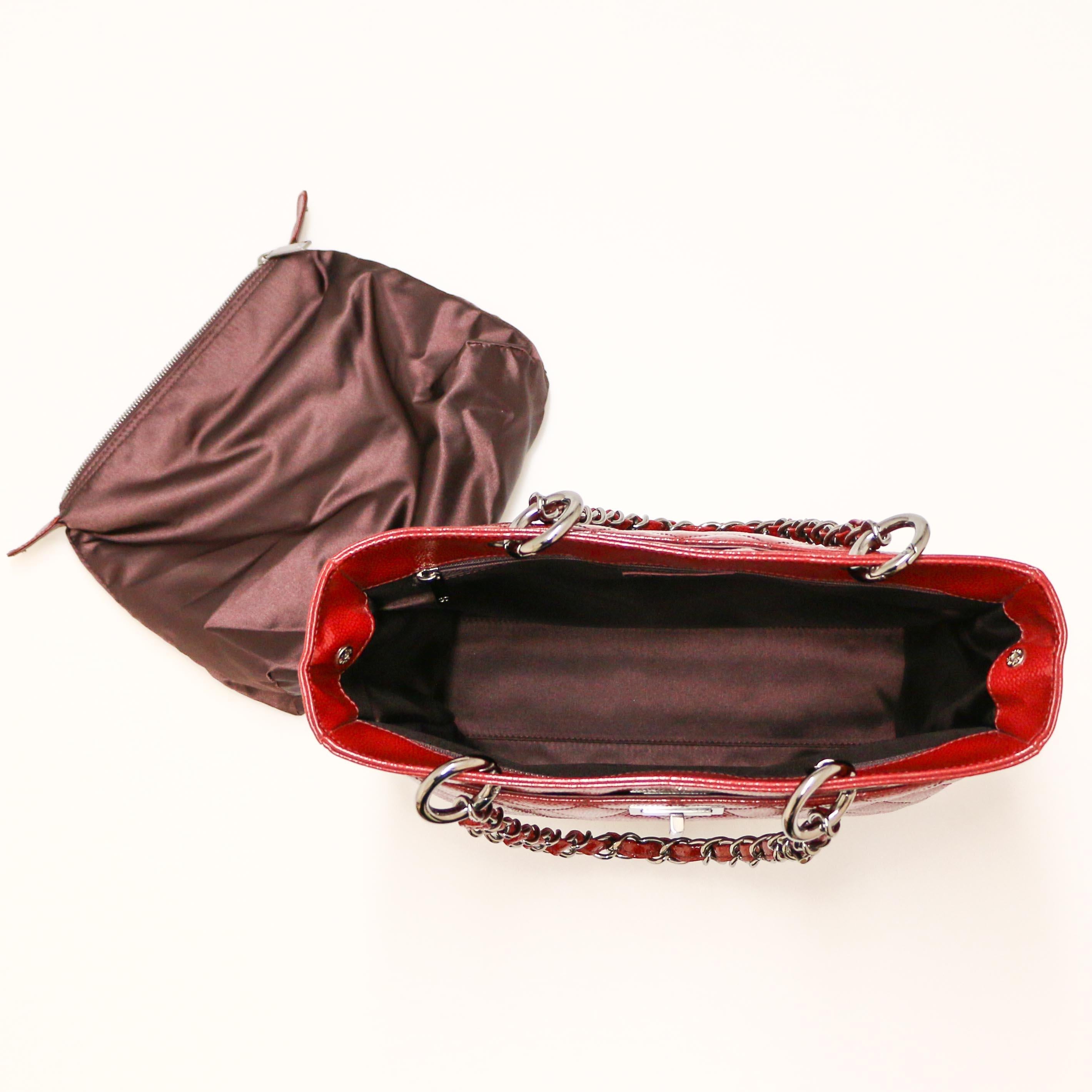 Chanel Burgunderfarbene Tragetasche aus Lackleder Tote Bag im Angebot 9