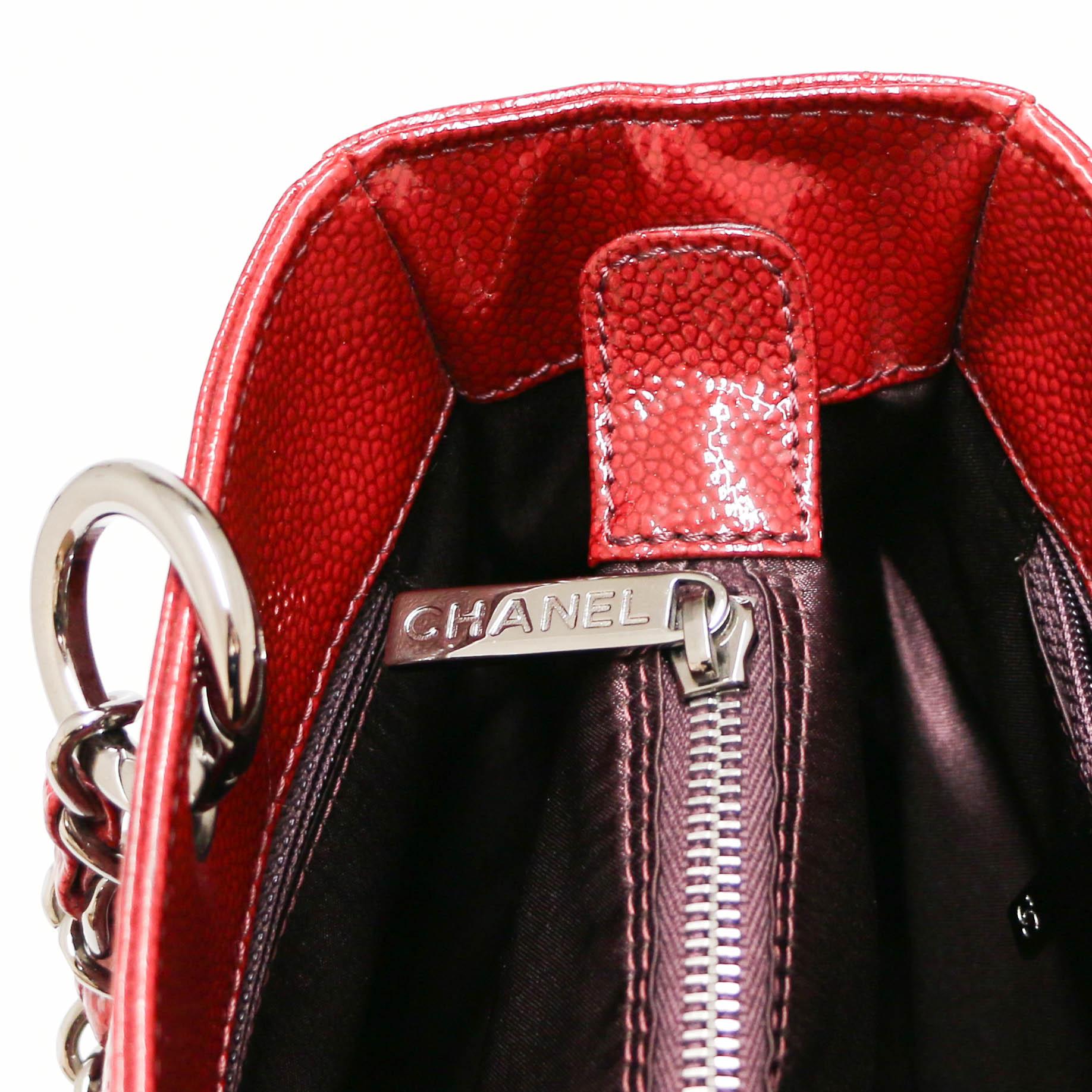 Chanel Burgunderfarbene Tragetasche aus Lackleder Tote Bag im Angebot 10