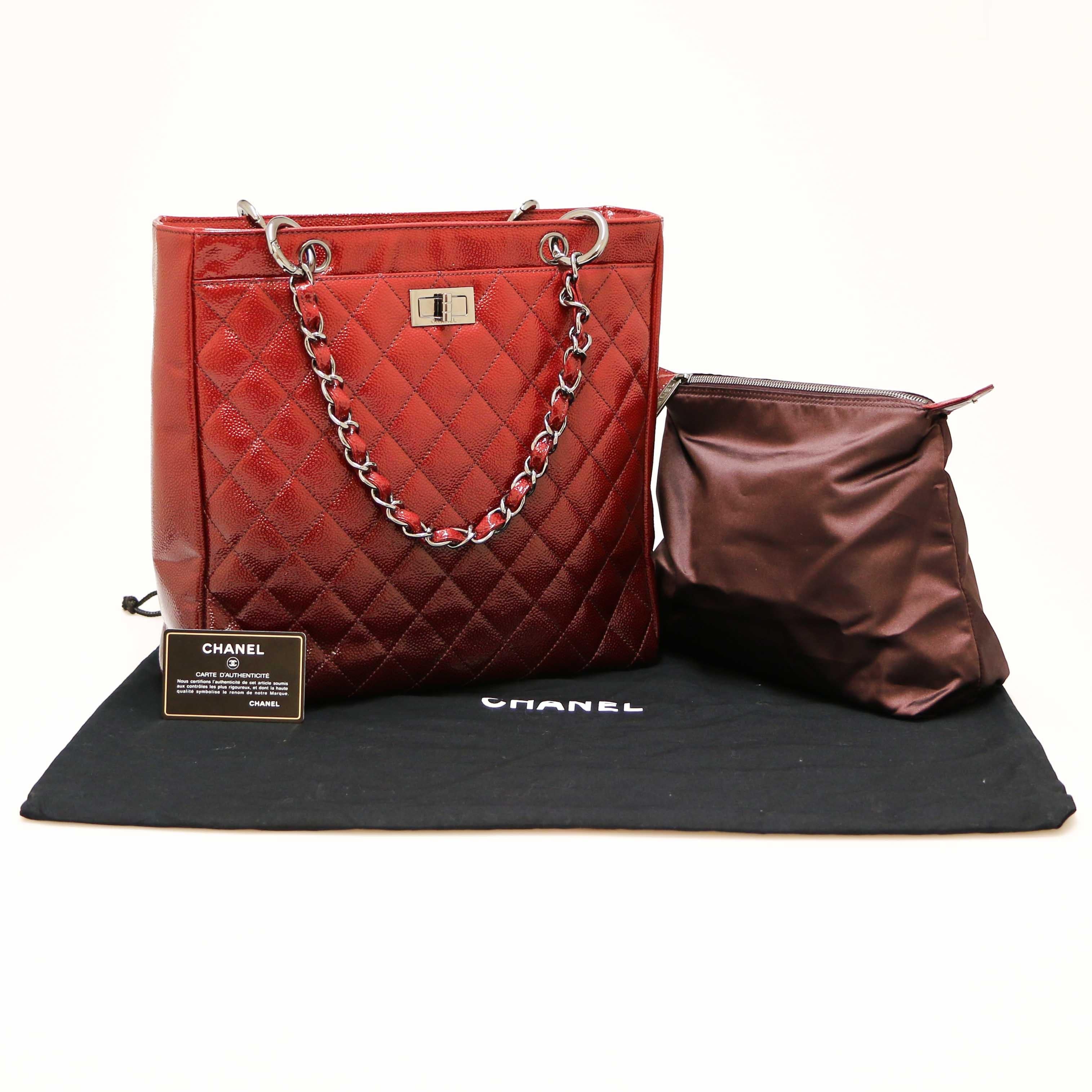 Chanel Burgundy Patent Leather Tote Bag In Excellent Condition For Sale In Paris, FR