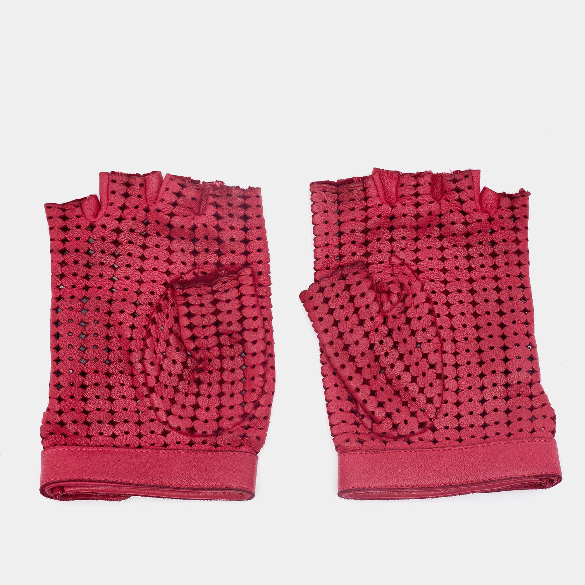 Lend a stylish finish to a bold look with this pair of Chanel gloves. Made from perforated lambskin leather, the gloves have a burgundy shade and the CC logo lock detail on both.

