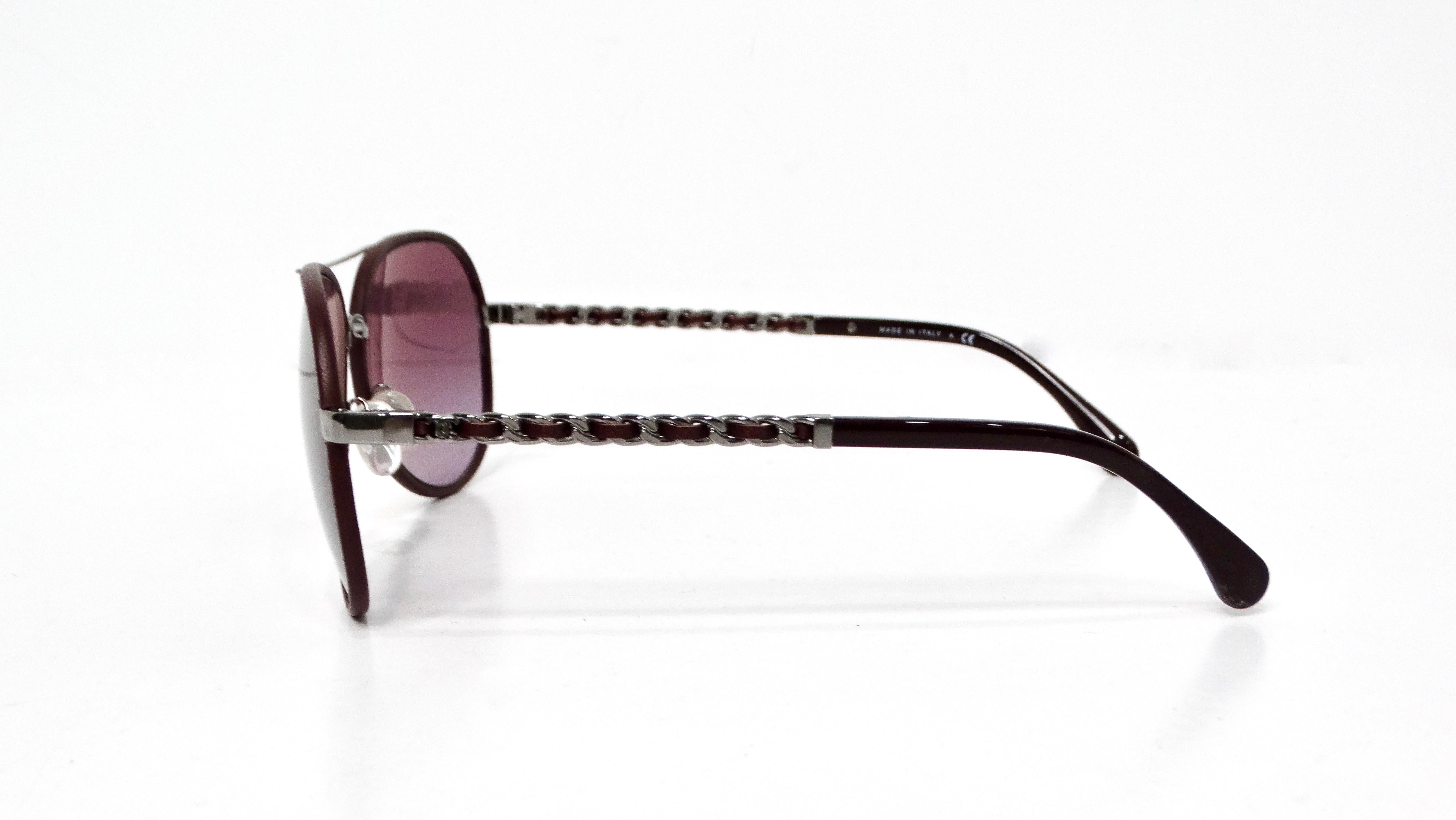 Chanel Burgundy Pilot Aviator Sunglasses With Chain-Link Leather Detailing In Good Condition For Sale In Scottsdale, AZ