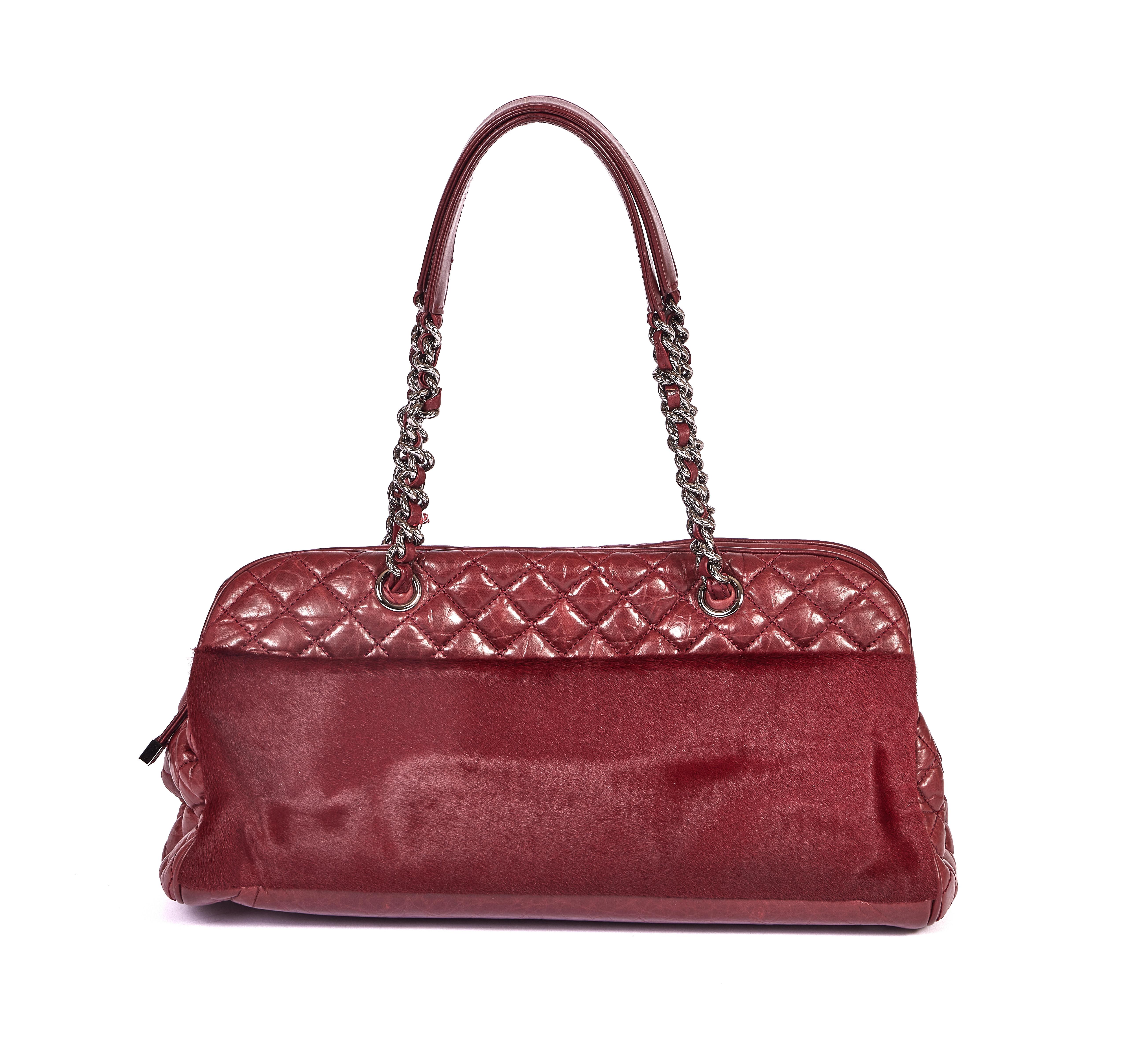 Marron Chanel - Fourre-tout en poils de poney bordeaux à fermeture éclair en vente