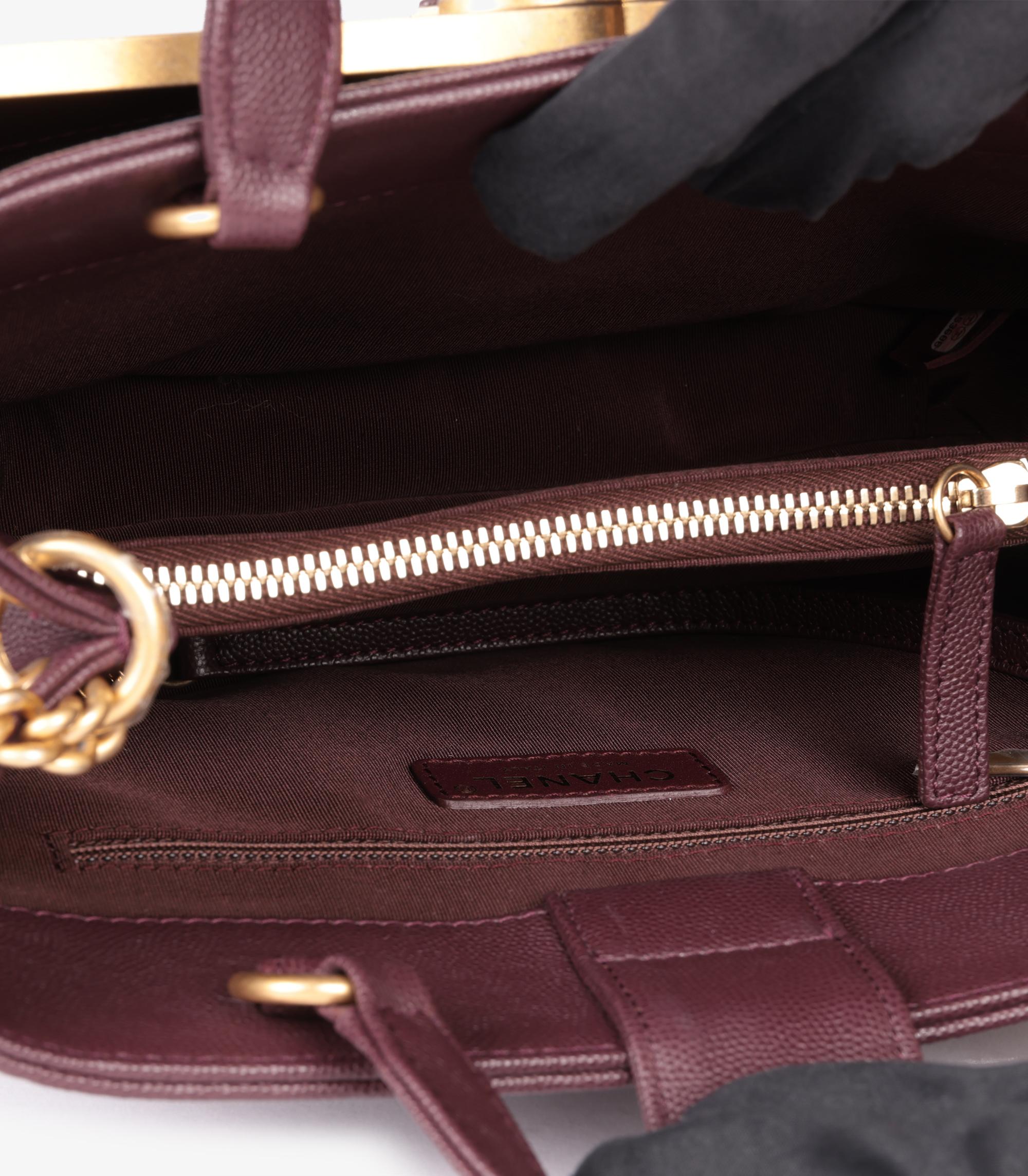 Chanel Fourre-tout porté épaule bordeaux matelassé en cuir caviar avec cadre Business Affinity en vente 7
