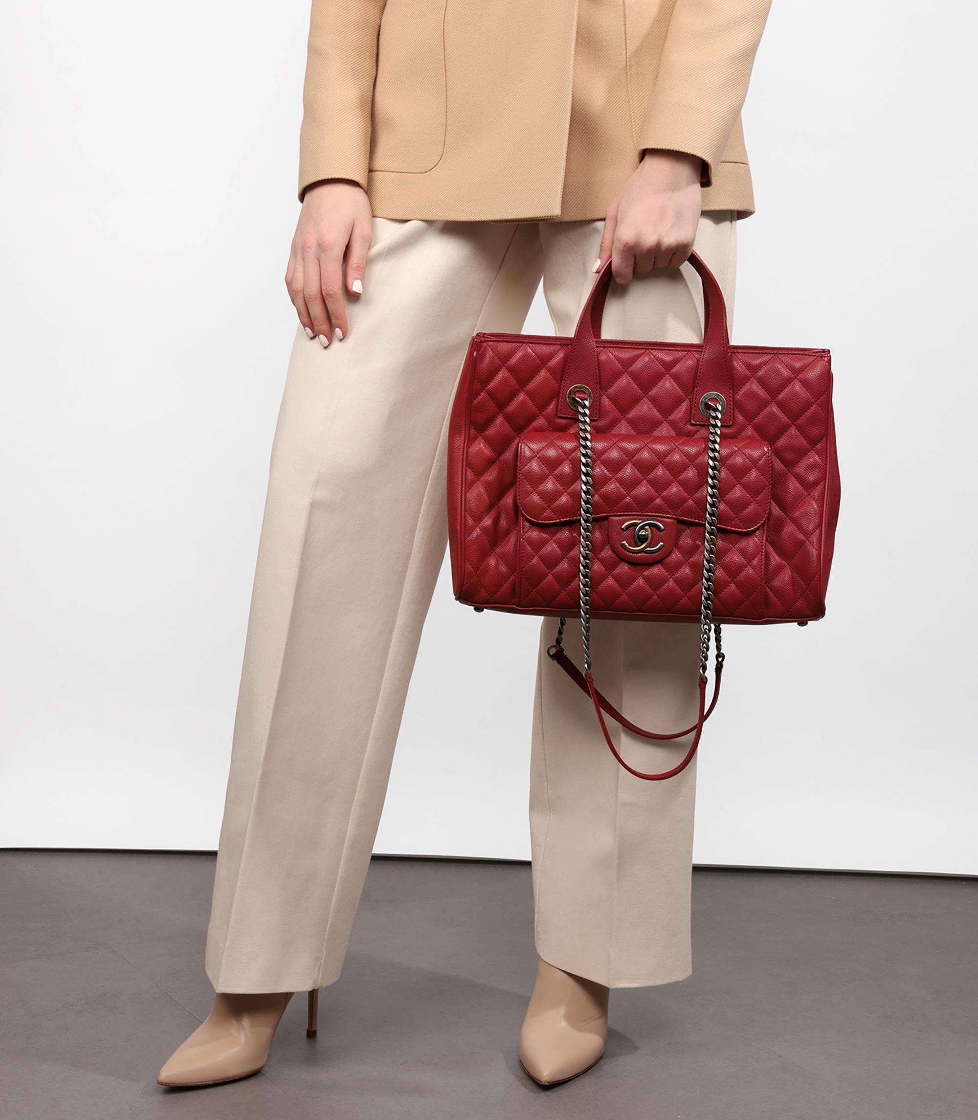 Chanel Burgundy Quilted Caviar Leather Large Casual Pocket Tote

Product Details
Xupes Ref: HB3887
Brand: Chanel
Model: Large Casual Pocket Tote
Type: Tote, Shoulder
Serial Number: 23219583
Age: 2017
Accompanied By: Chanel Dust Bag, Box, Protective