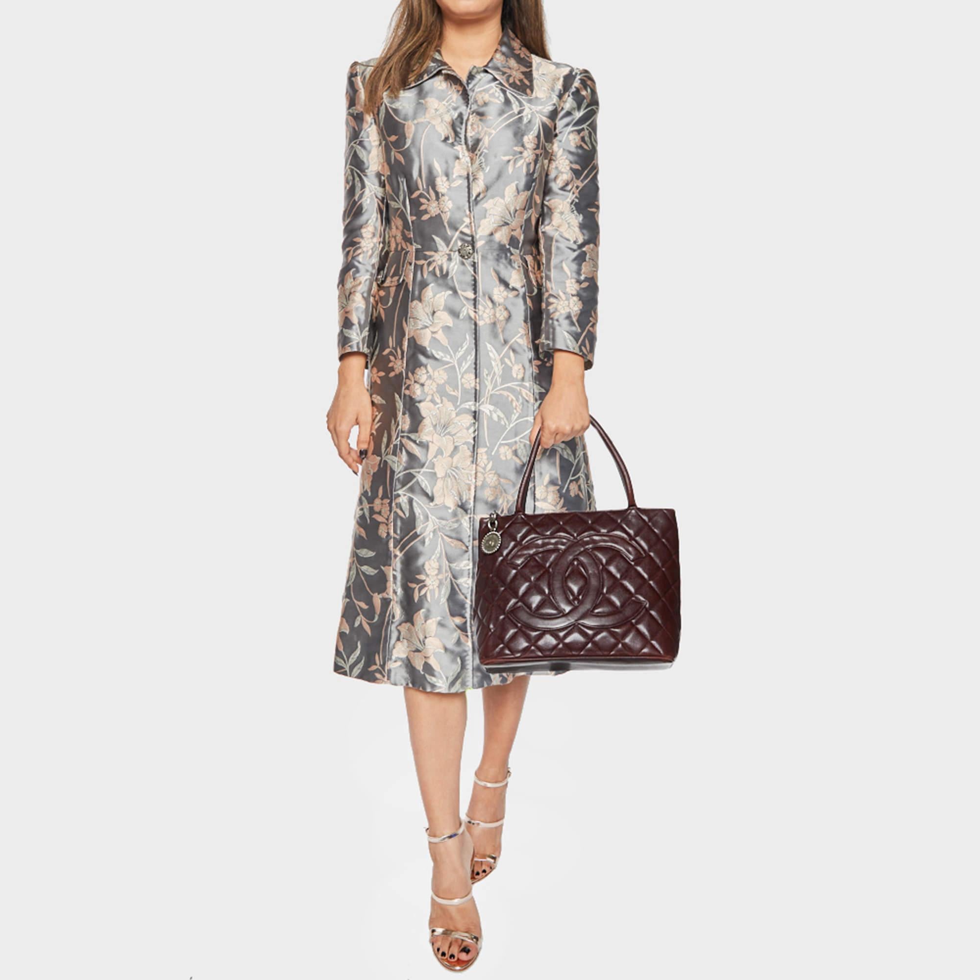 This alluring tote bag for women has been designed to assist you on any day. Convenient to carry and fashionably designed the tote is cut with skill and sewn into a great shape. It is well equipped to be a reliable accessory.