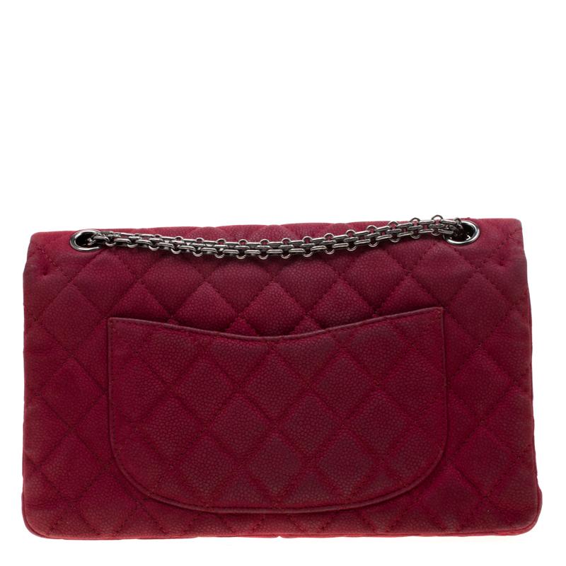 Moderne Frauen brauchen die Hände frei:: deshalb wurde dieses Design mit einer stilvollen Schulterkette entworfen:: um die klassische Tasche Reissue 2.55 überall zur Schau zu stellen. Das Modell von Chanel ist aus bordeauxfarbenem Kaviar-Nubuk
