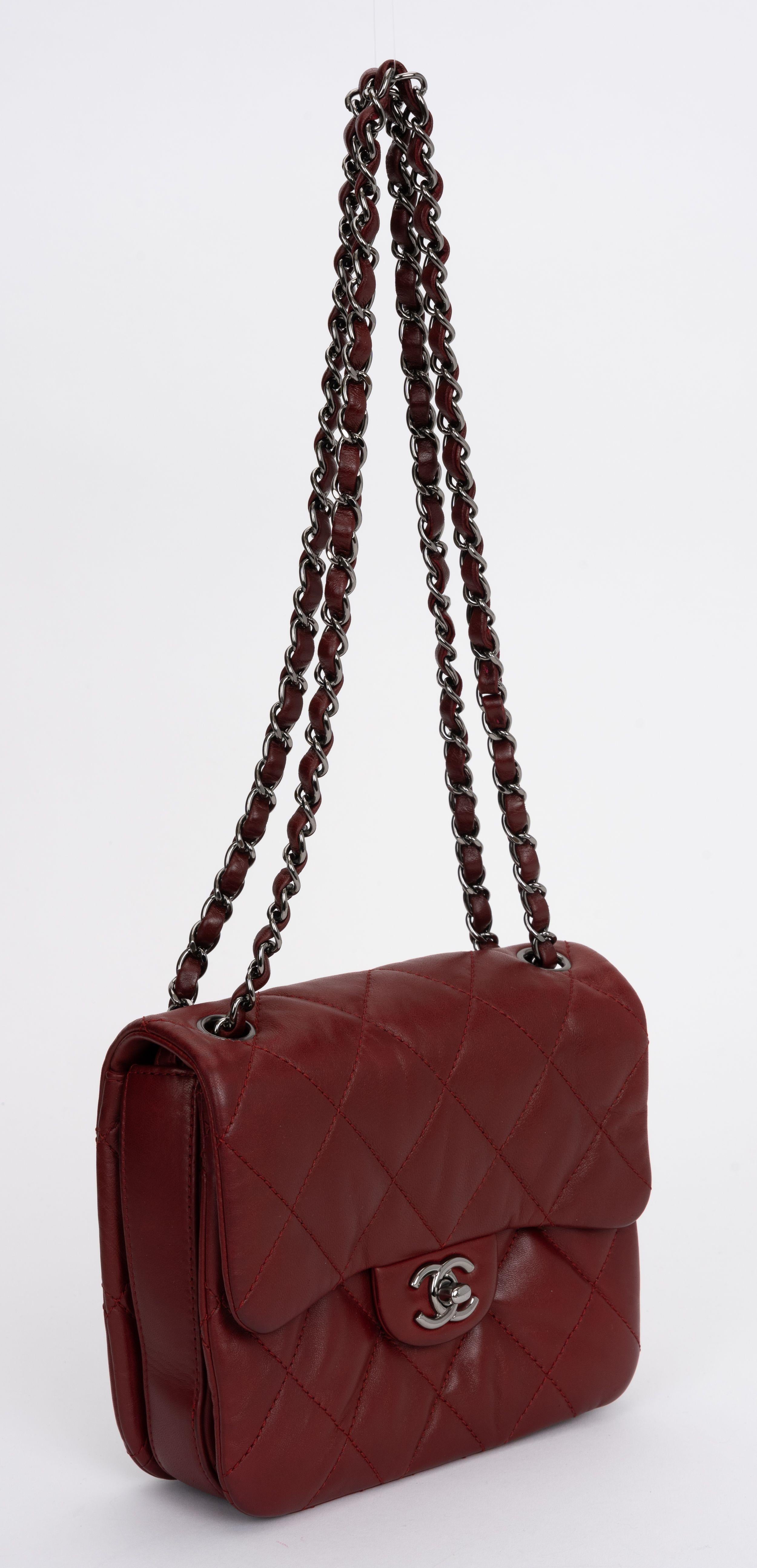 The Chanel Burgundy Red leather Flap Bag features an intertwined leather gunmetal shoulder strap and a CC turn lock closure. One zipper pocket in the interior.
Can be worn cross body or shoulder length.
Shoulder drop 11.5