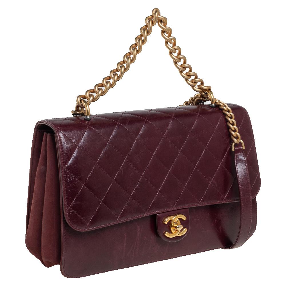 Chanel Burgund gesteppt glasiertes Leder gerade Linie Klappe Tasche im Zustand „Relativ gut“ in Dubai, Al Qouz 2