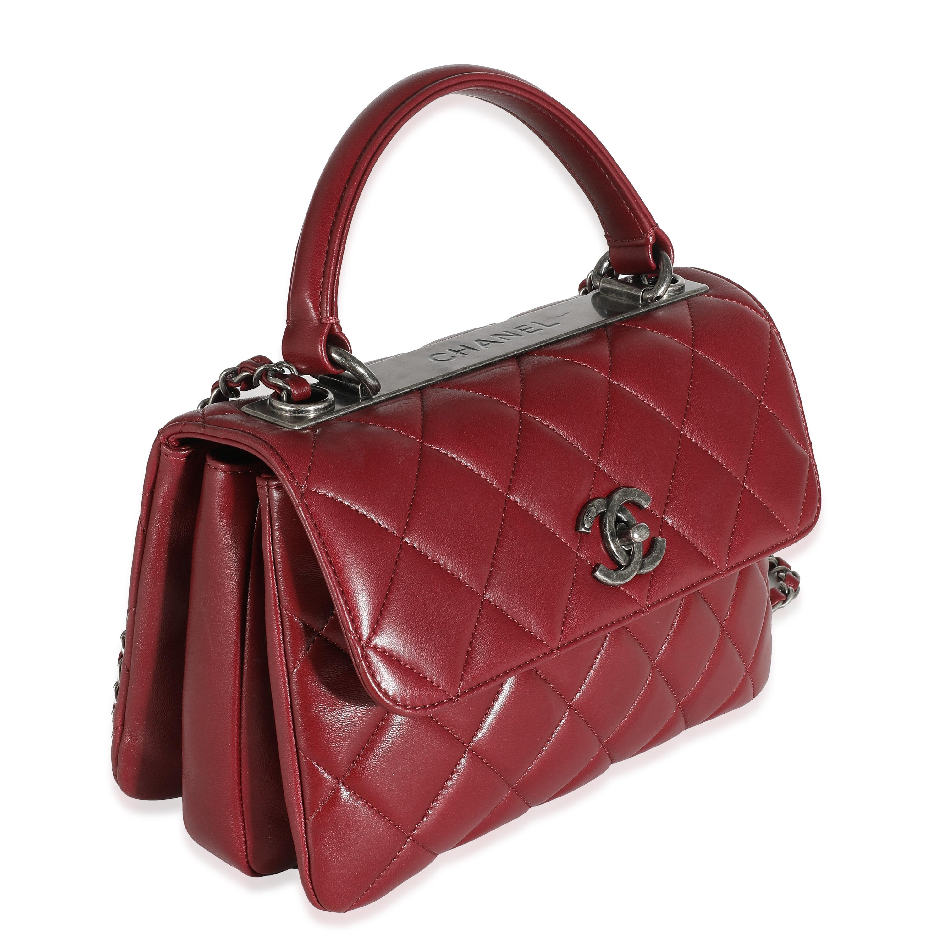 Titre du listing : Chanel Burgundy Quilted Lambskin Small Trendy Flap Bag
SKU : 136129
Condit : Usagé 
Description de l'état : Un classique intemporel qui ne se démode jamais, le sac à rabat de Chanel date de 1955 et a connu un certain nombre de