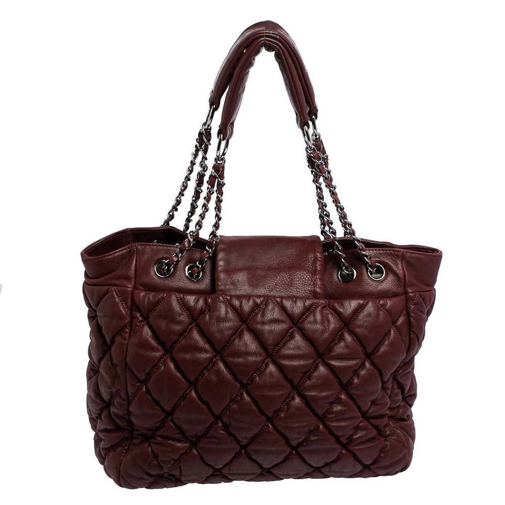 Featuring a burgundy leather body with silver-tone hardware accents, this bag from the house of Chanel is made for everyday elegance. The quilted details and chain-link straps add to the overall classic design. Its interior is lined with satin and