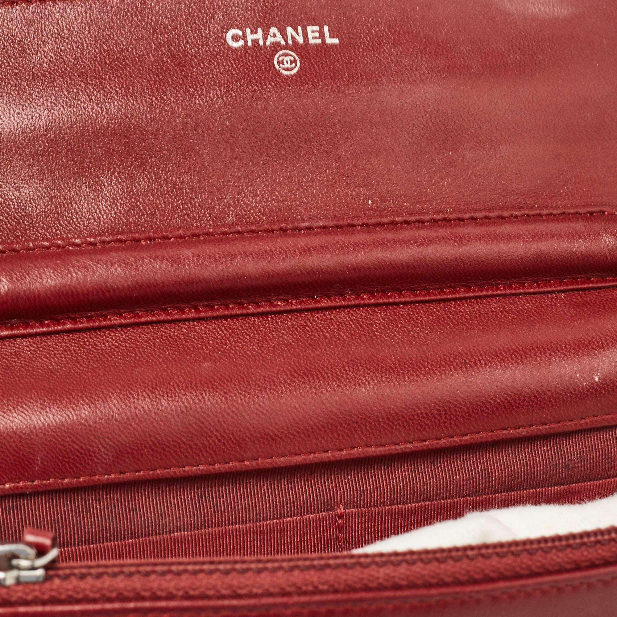 Chanel Burgund gestepptes Classic Leather Portemonnaie an Kette im Angebot 6