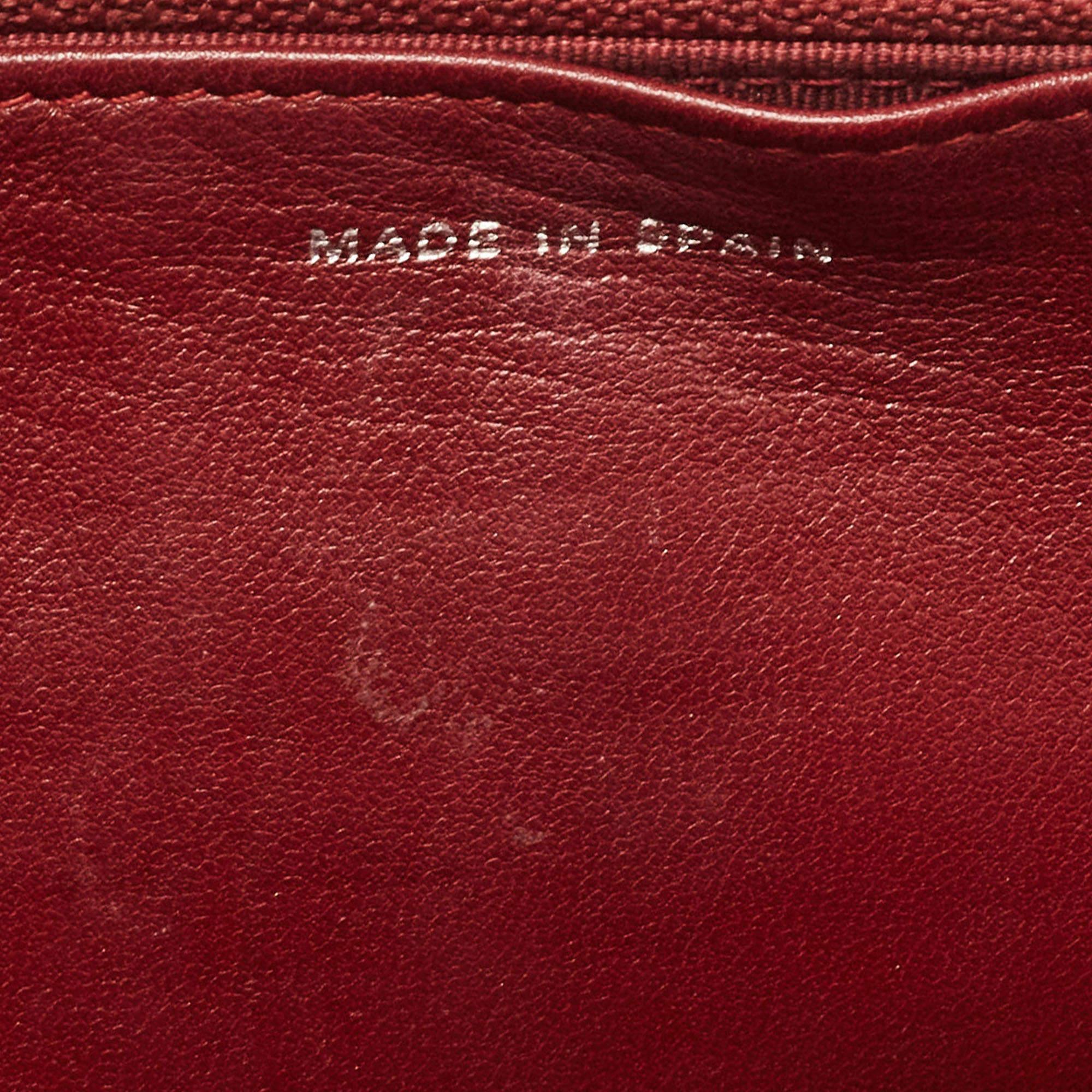 Chanel Burgund gestepptes Classic Leather Portemonnaie an Kette im Angebot 7