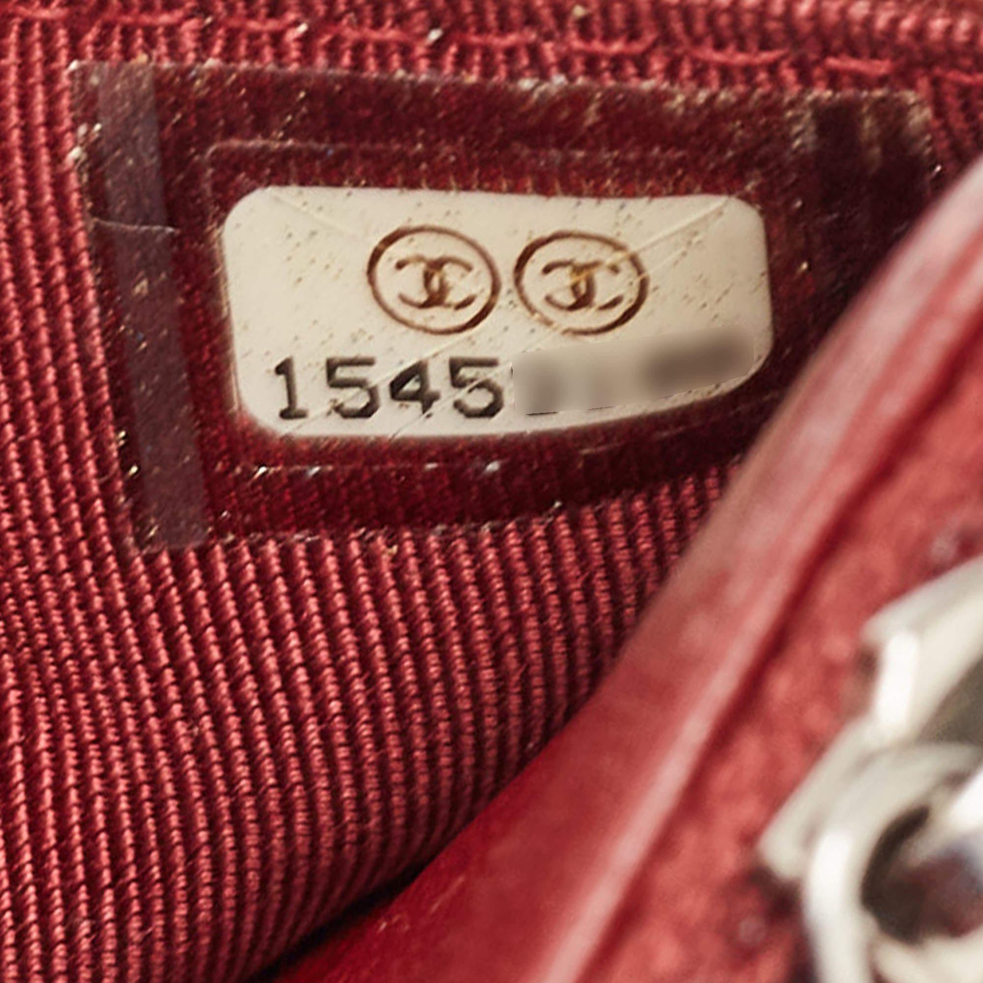 Chanel Burgund gestepptes Classic Leather Portemonnaie an Kette im Angebot 9