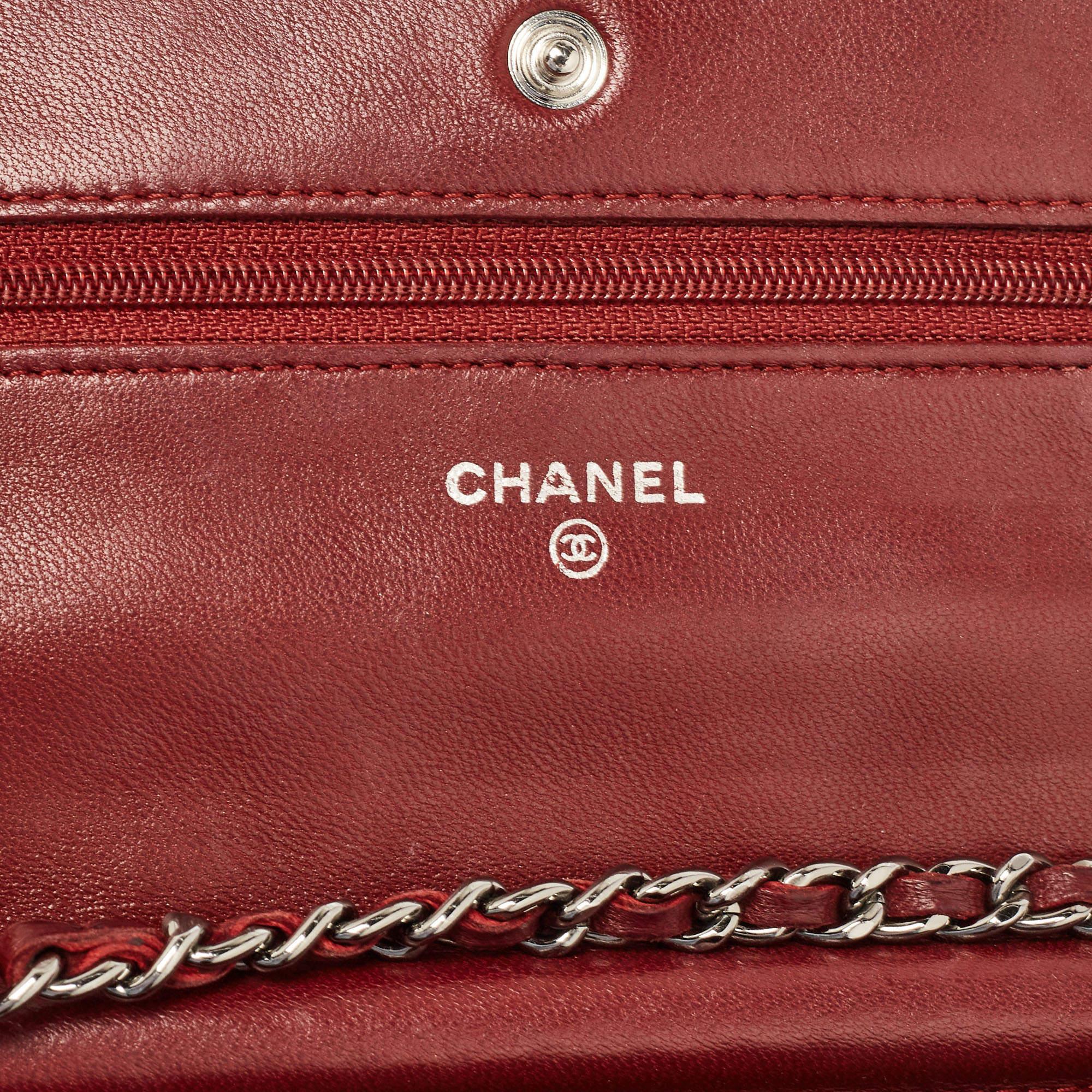 Chanel Burgund gestepptes Classic Leather Portemonnaie an Kette im Angebot 11