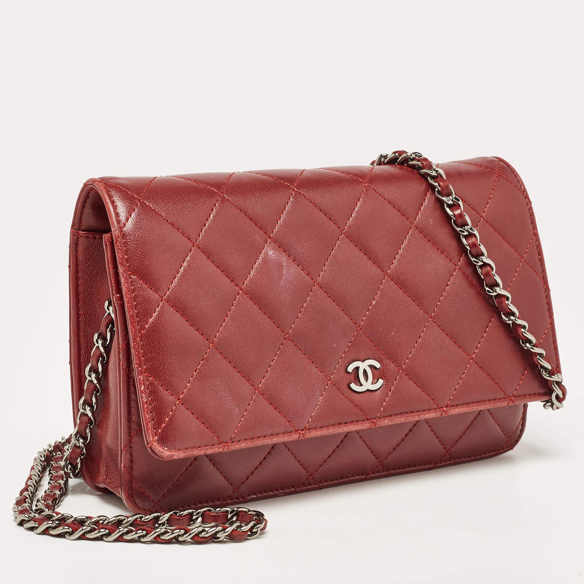 Chanel Burgund gestepptes Classic Leather Portemonnaie an Kette Damen im Angebot