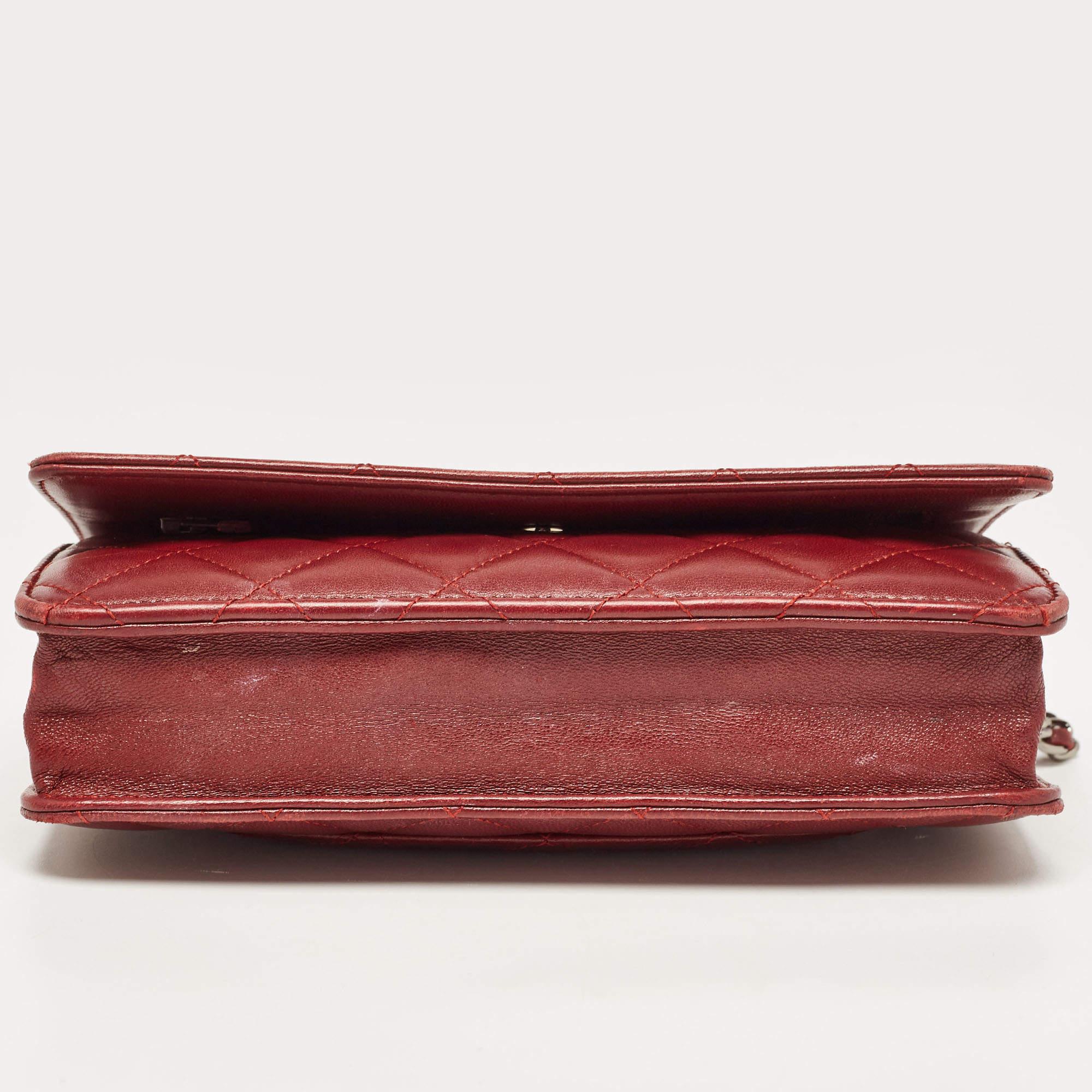 Chanel Burgund gestepptes Classic Leather Portemonnaie an Kette im Angebot 1