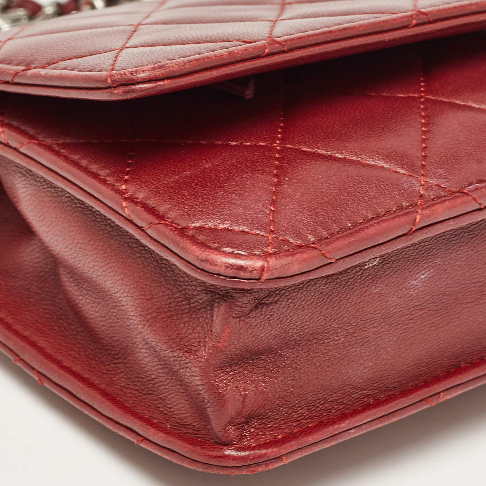 Chanel Burgund gestepptes Classic Leather Portemonnaie an Kette im Angebot 3