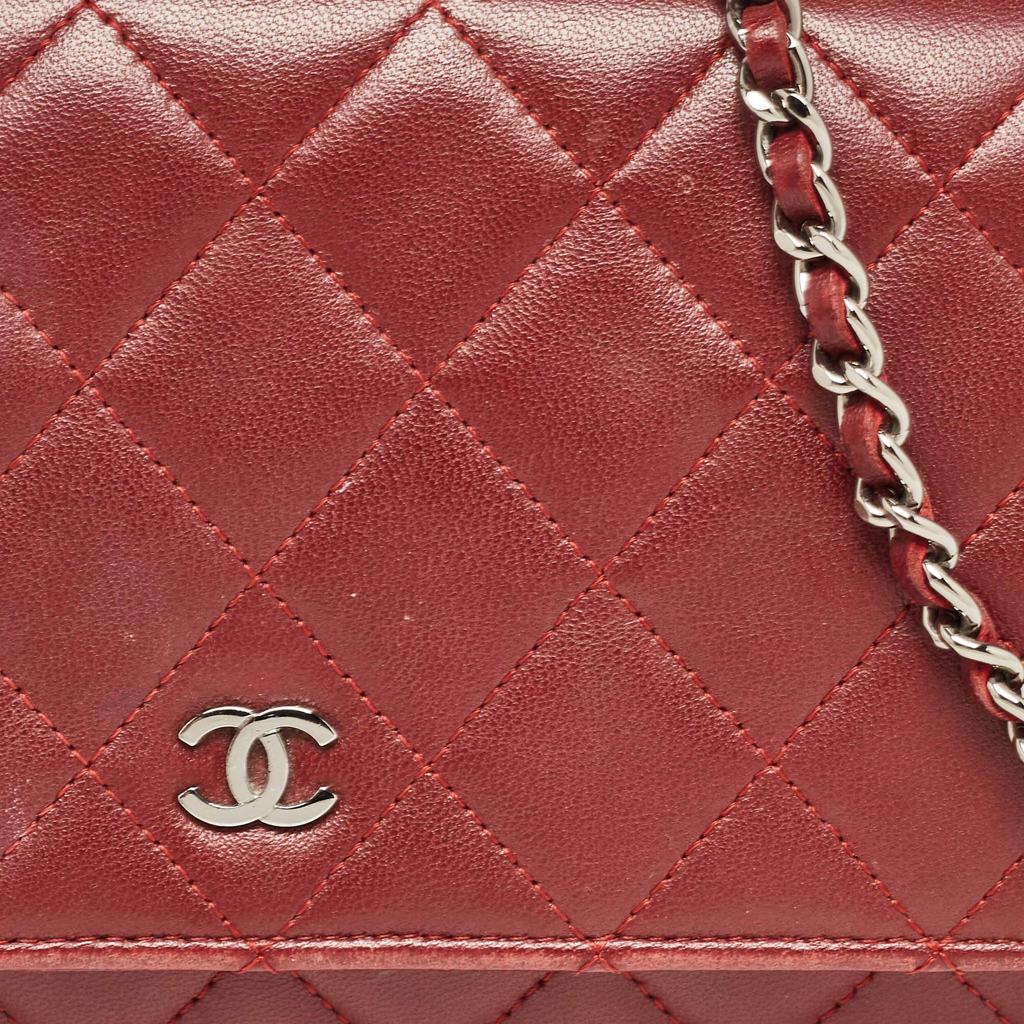 Chanel Burgund gestepptes Classic Leather Portemonnaie an Kette im Angebot 4