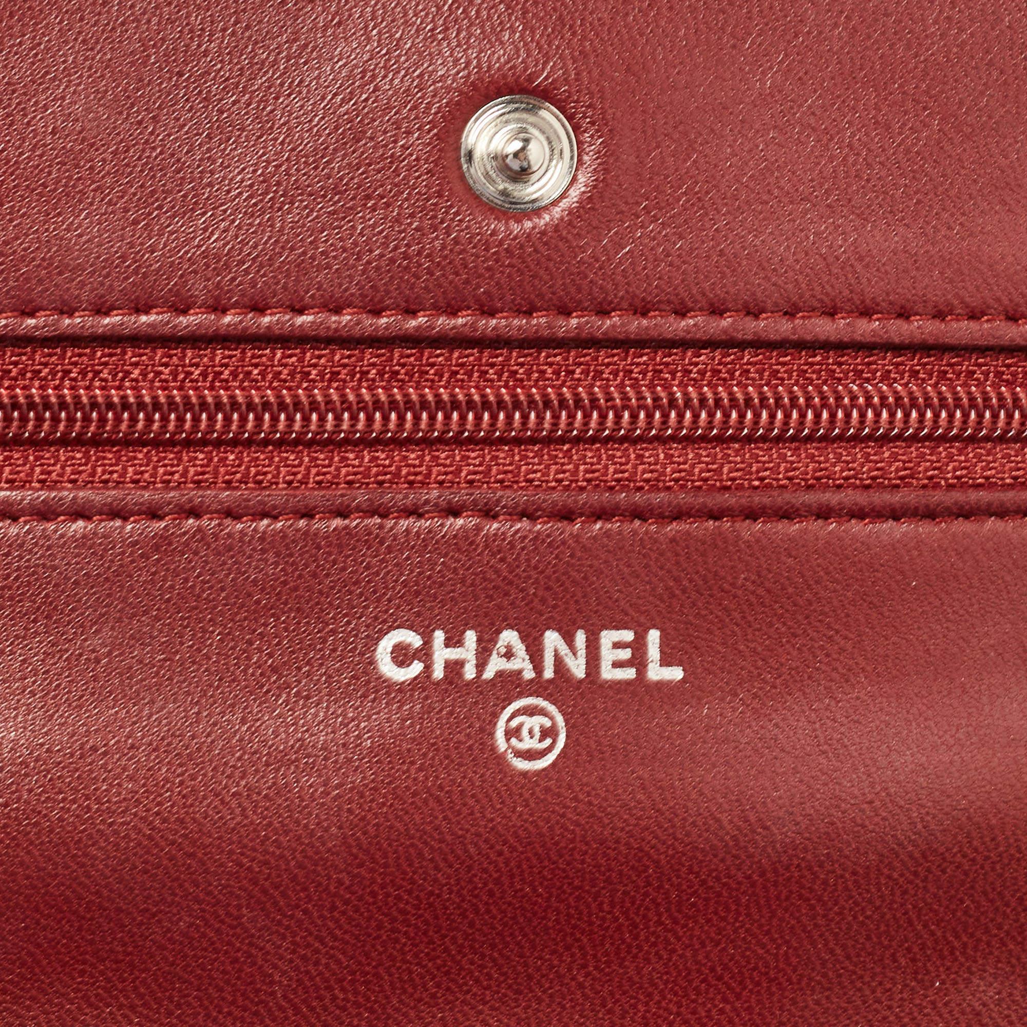 Chanel Burgund gestepptes Classic Leather Portemonnaie an Kette im Angebot 5