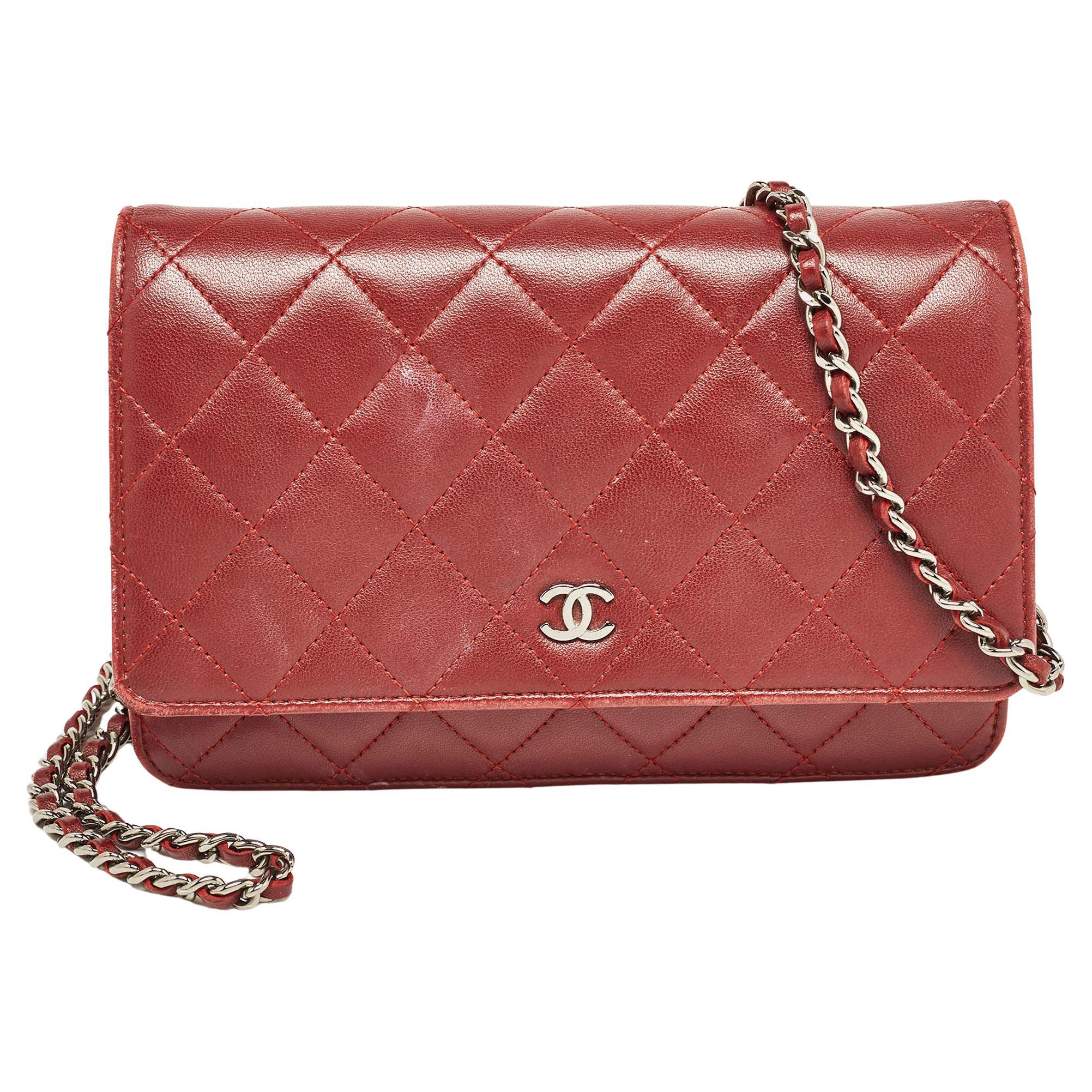 Chanel Burgund gestepptes Classic Leather Portemonnaie an Kette im Angebot