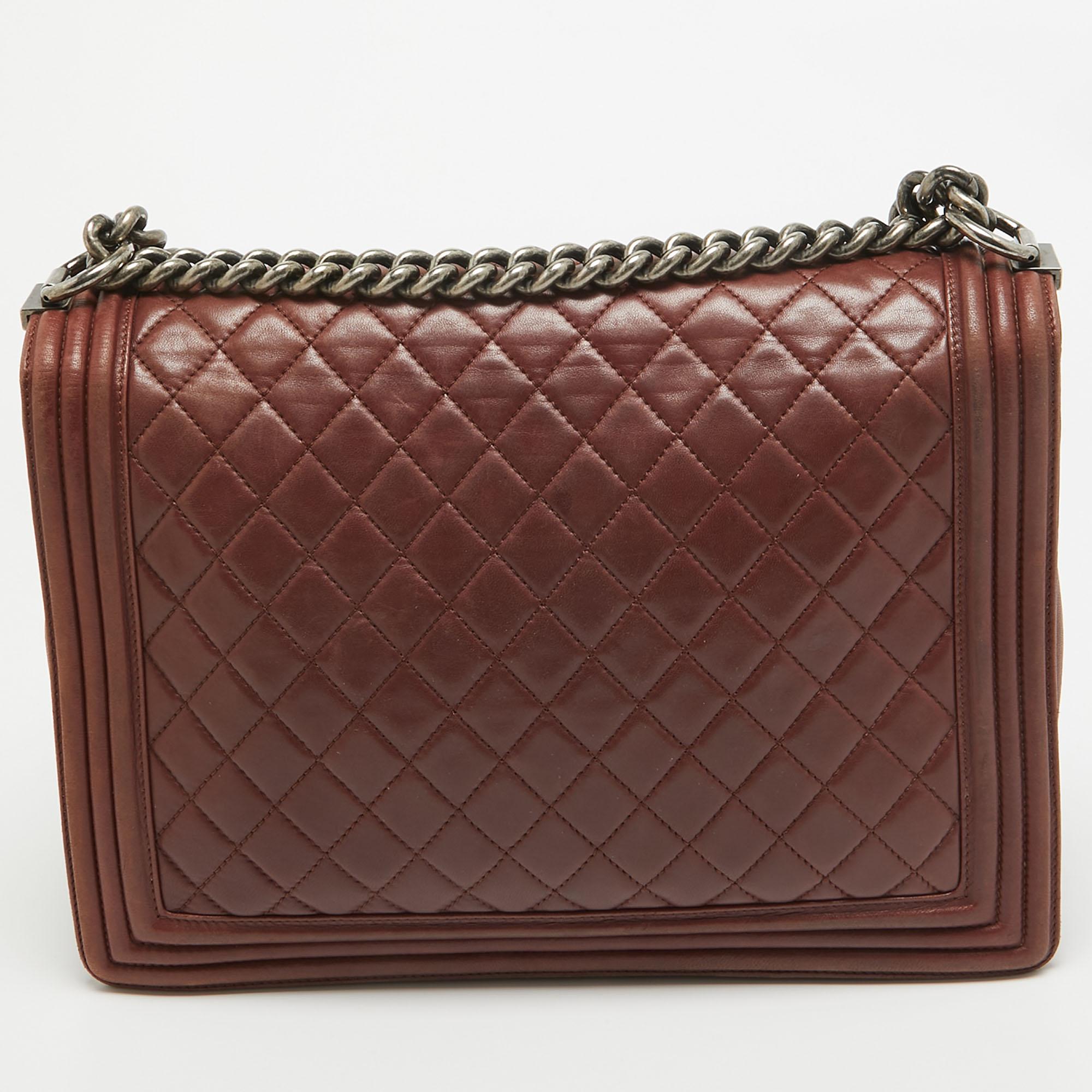 Chanel Burgundy Quilted Leather Large Boy Bag In Excellent Condition For Sale In Dubai, Al Qouz 2