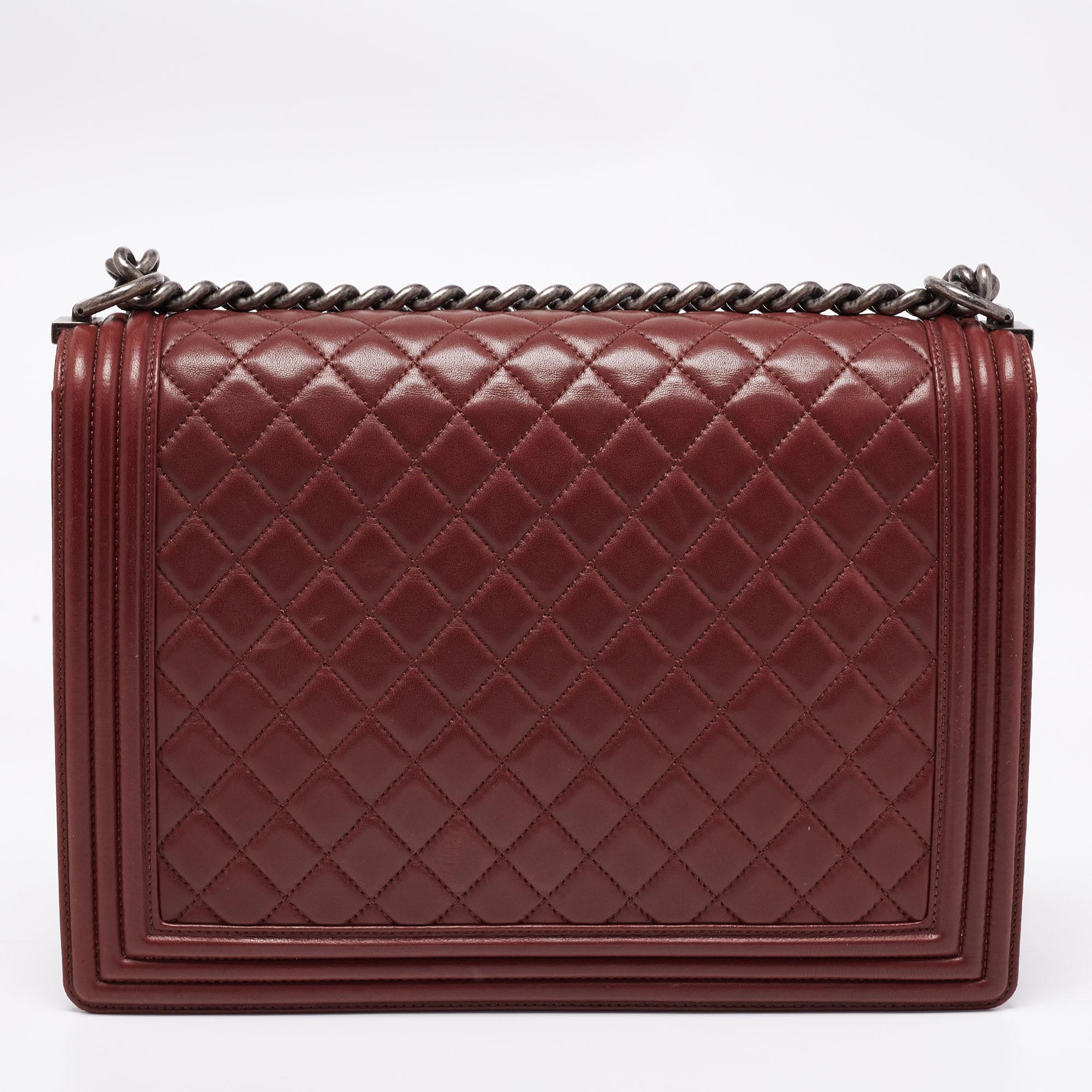 Introduced as a part of the Chanel Fall/Winter collection of 2011, the Boy flap bag embodies an alluring appeal and is complemented with exquisite details. This burgundy creation is meticulously crafted from quilted leather with side paneling and