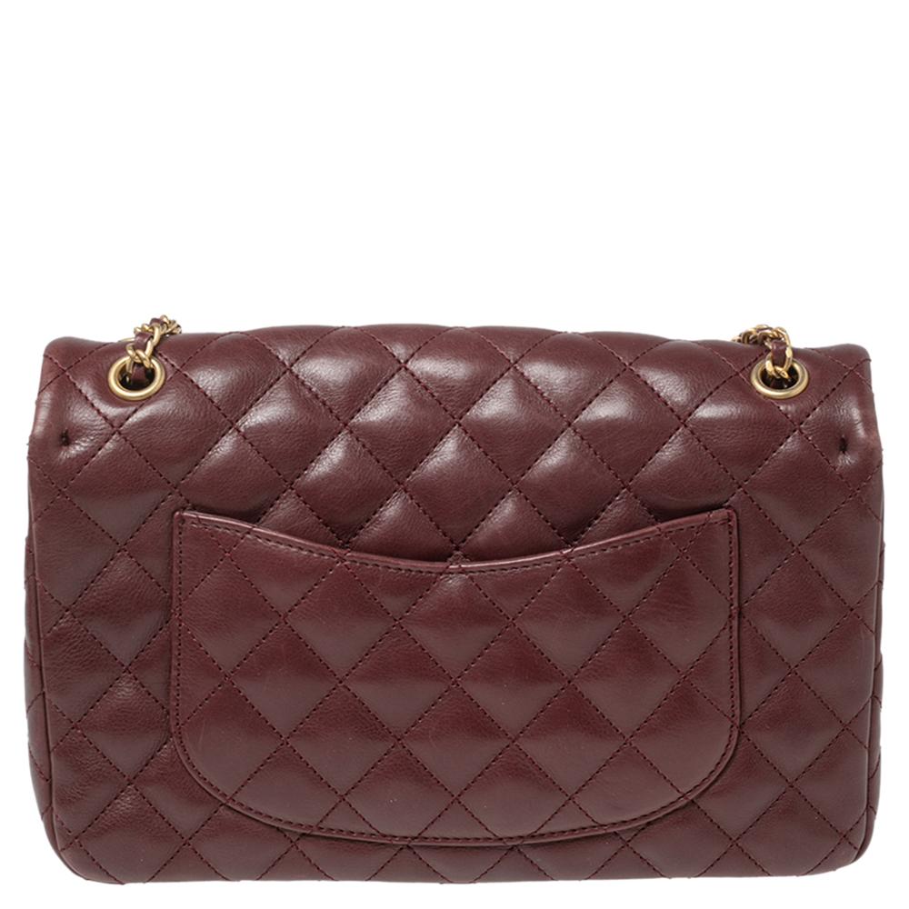 This casual and chic Rock the Corner bag by Chanel makes a perfect everyday bag. Made from quilted leather, this bag comes with an interweaved chain strap. It features a front flap with interlocking 'CC' twist-lock closure, metal-armored corners,