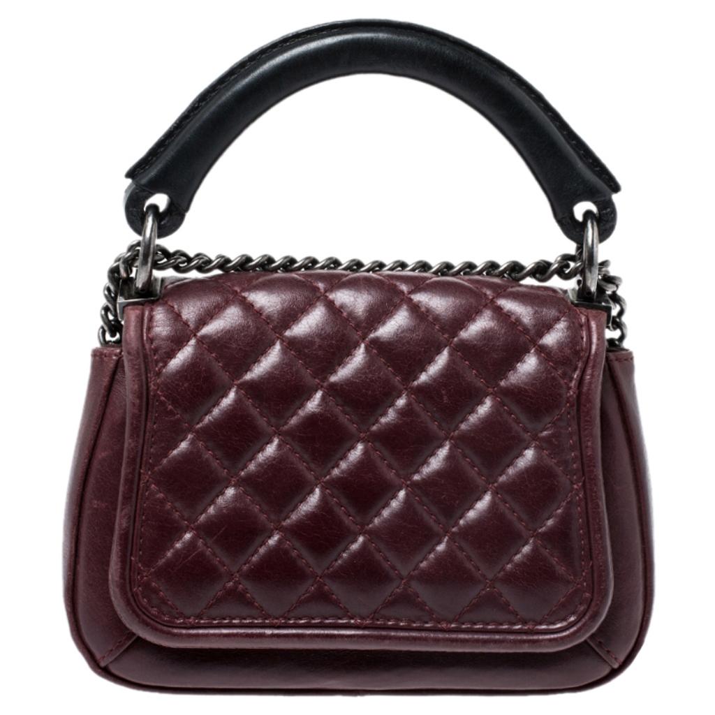 This stunning burgundy flap bag from Chanel will take your breath away. Perfect for all your outings, this bag is crafted from leather and features the iconic quilted pattern on it. It captures our attention with the classic CC push lock closure and