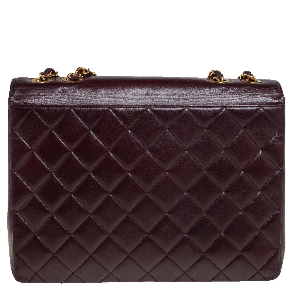 Light up your outfits with this glamorous vintage flap shoulder bag from Chanel. The bag is crafted from leather and features an iconic quilted pattern. The front flap has the CC logo along with the turn-lock closure in gold-tone that opens to a