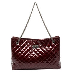 Chanel Burgunderfarbene gesteppte Lackleder 2.55 Reissue Tote