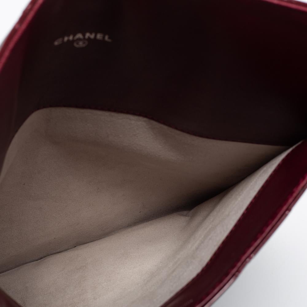 Chanel Burgundy Quilted Patent Leather Brilliant iPad Case In Good Condition In Dubai, Al Qouz 2