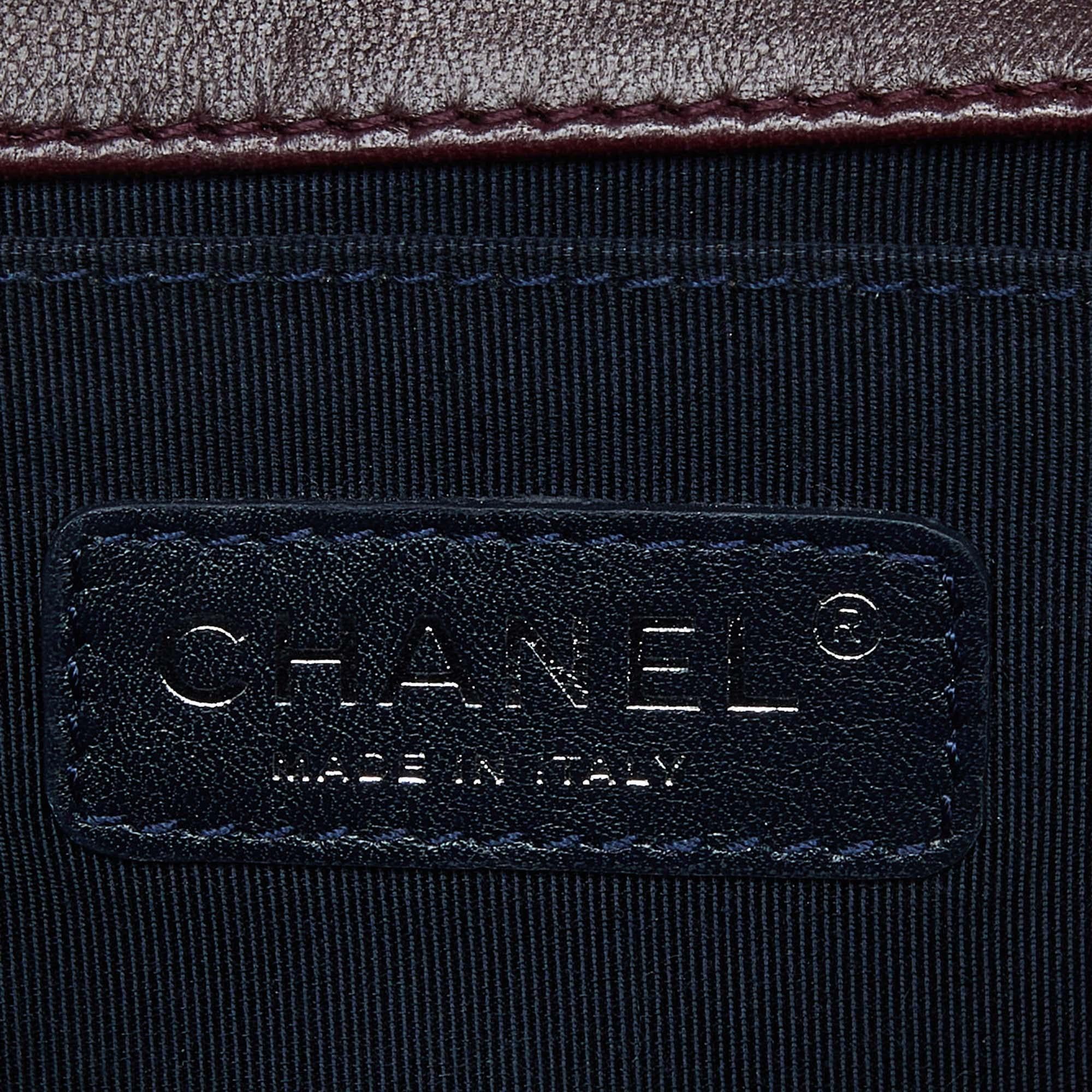 Chanel Burgunderfarbene Medium Boy Flap Bag aus gestepptem Tweed-Leder und Samt im Zustand „Gut“ im Angebot in Dubai, Al Qouz 2