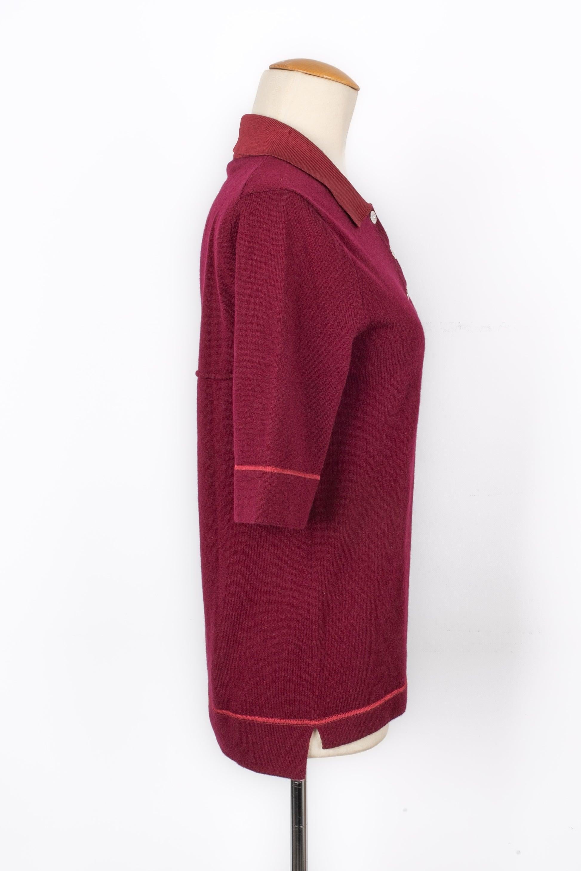 Chanel - (Made in United Kingdom) Burgundy-red cashmere polo. Size 40FR.

Additional information:
Condition: Very good condition
Dimensions: Shoulder width: 38 cm - Sleeve length: 31 cm - Length: 58 cm

Seller Reference: FH32