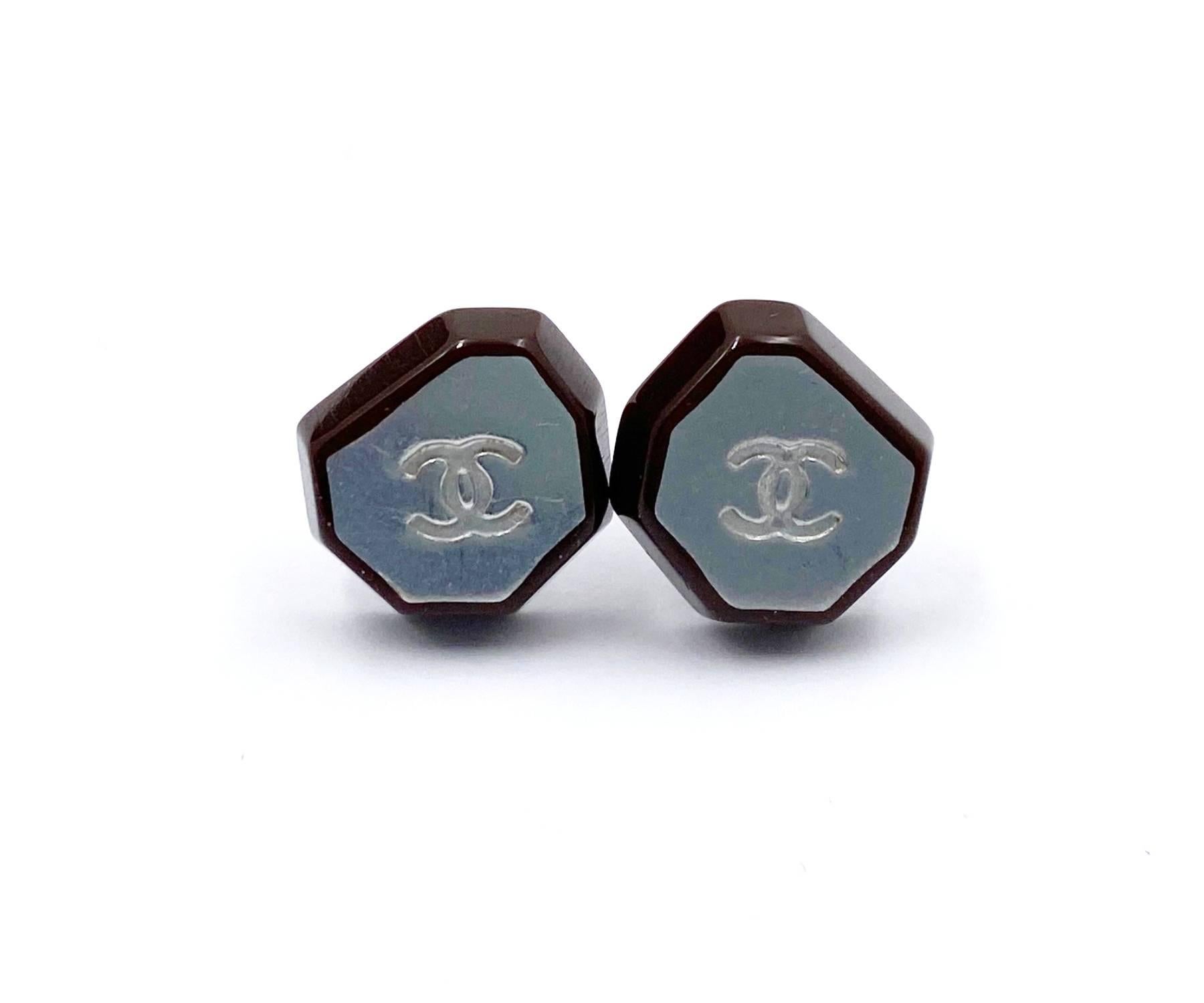 Chanel Burgundy Silver CC Piercing Earrings

*Marked 99 (Missing one hallmark)
*Made in France

-Approximately 0.5″ x 0.5″
-Very classic and pretty
-In a good condition. It shows normal signs of wear.

AB1989-00094