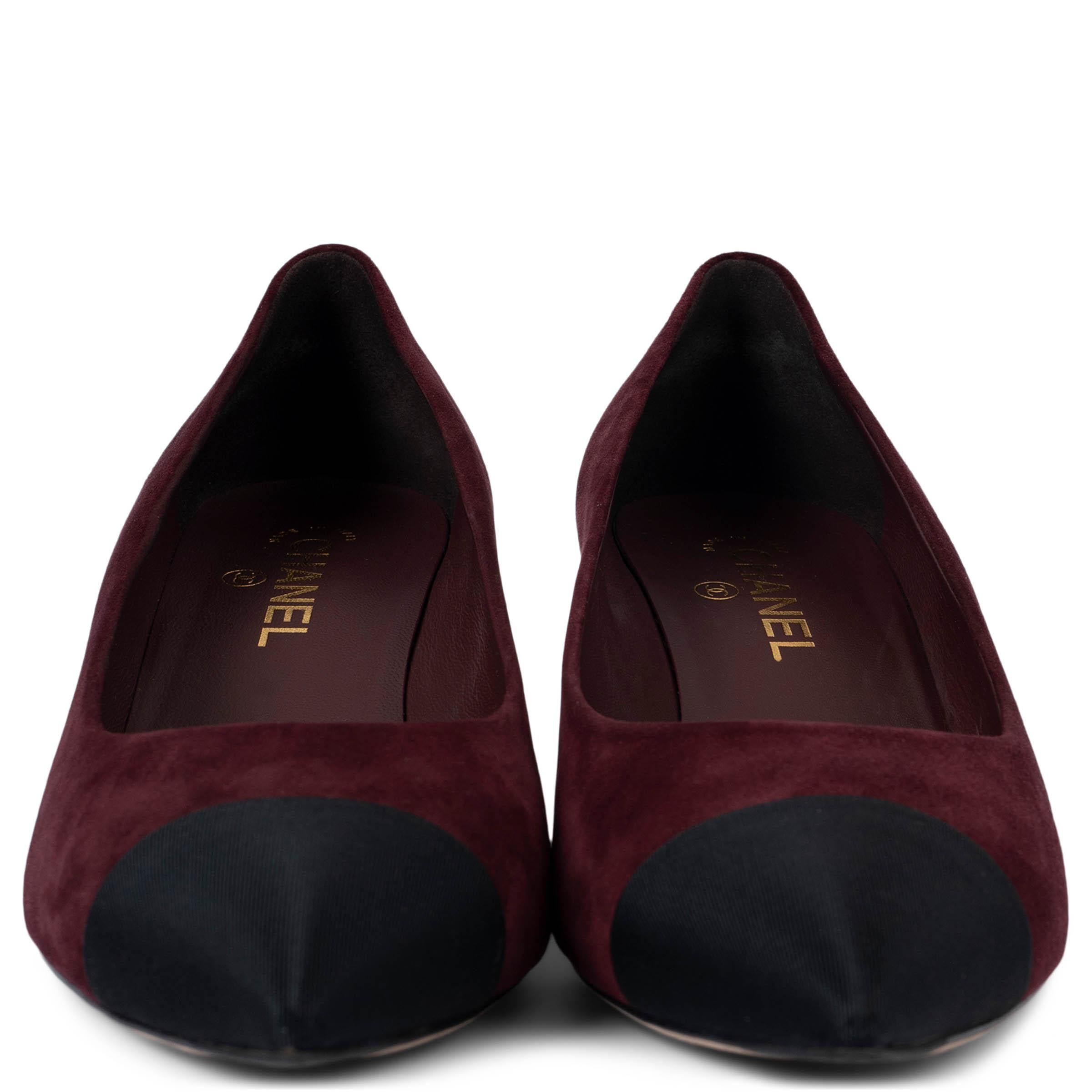 100% authentische Chanel Pumps aus burgunderrotem Wildleder mit klassischer schwarzer Ripsbandspitze. Sie wurden getragen und sind in ausgezeichnetem Zustand. 

2016 Paris-Rom Metiers d'Art

Messungen
Modell	16A G31984
Aufgedruckte Größe	41.5 Lauf