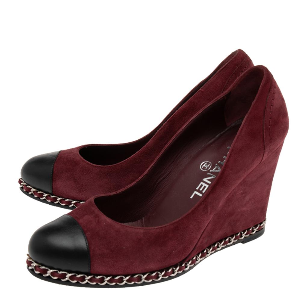 Brilliantly brought to life to make you dazzle the crowds, these burgundy pumps from Chanel are a must buy! They are crafted from suede and feature contrasting black leather cap toes. Comfortable leather-lined insoles, wedge heels, and the signature