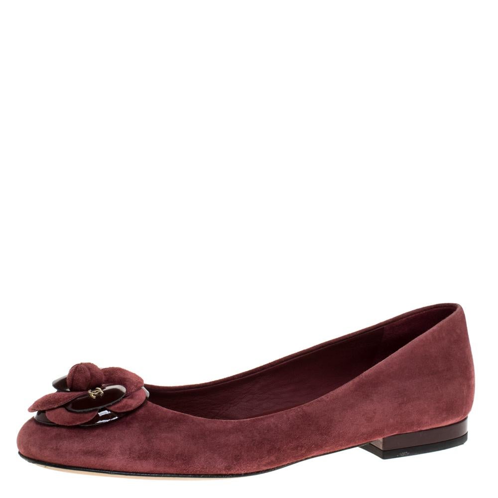 These beautifully designed Chanel Camellia ballet flats are a delight to own. Crafted from burgundy suede, they feature signature Camellia flowers on the toes and the signature on the leather insoles. Grab these comfortable flats right away!