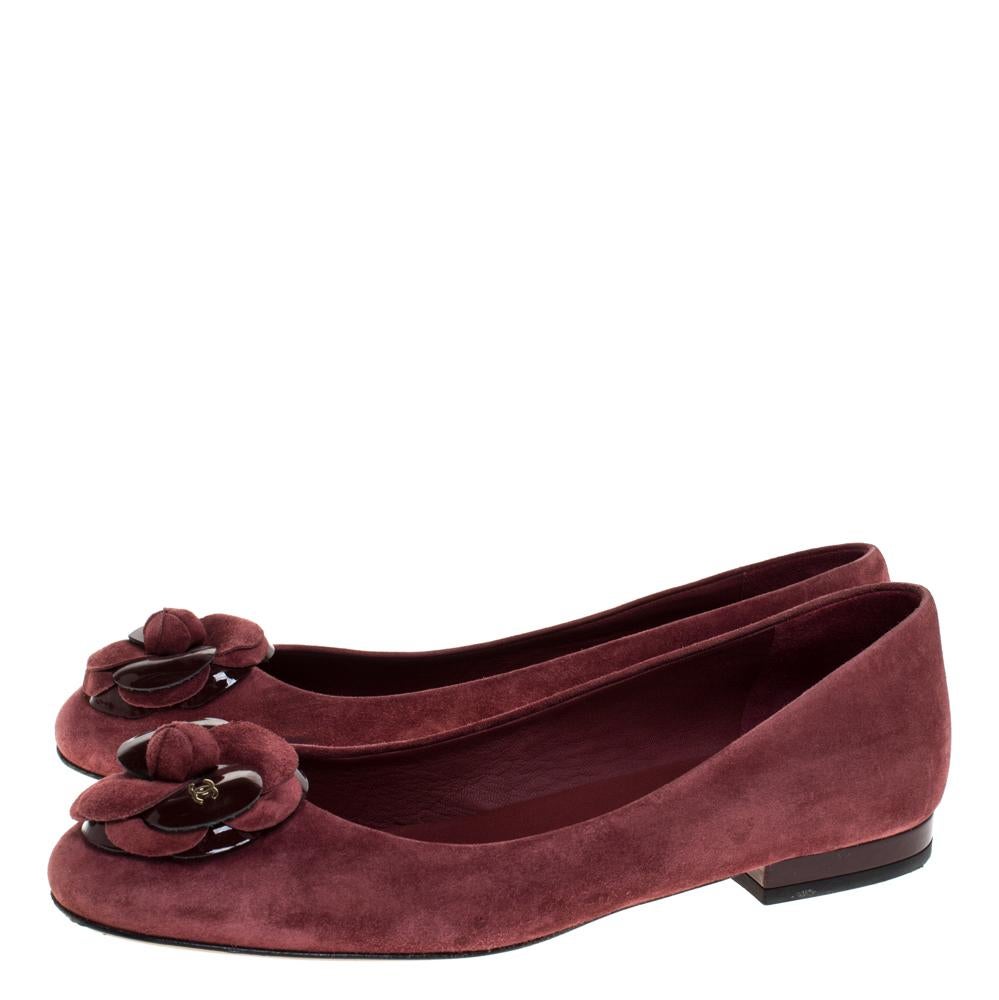 Chanel Burgundy Suede And Patent Leather Camellia Ballet Flats Size 36 In Good Condition In Dubai, Al Qouz 2