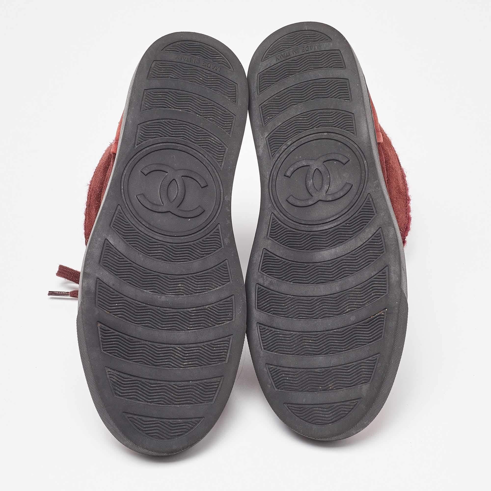 Baskets montantes Chanel bordeaux avec bordure en daim et laine CC, taille 37,5 en vente 2