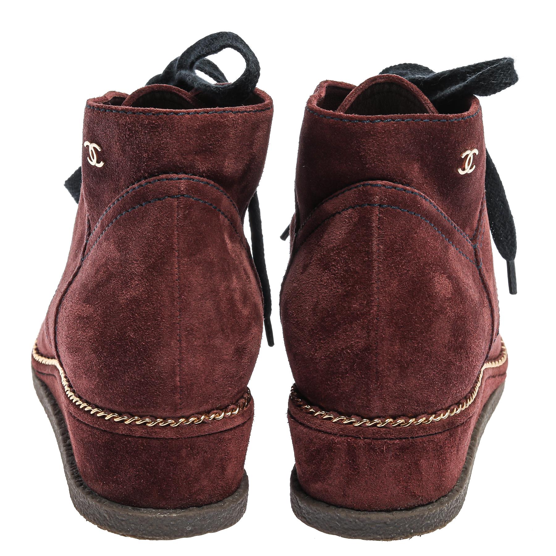 Chanel Burgundy Suede Chain Around Wedge Ankle Boots Size 39 In Good Condition In Dubai, Al Qouz 2