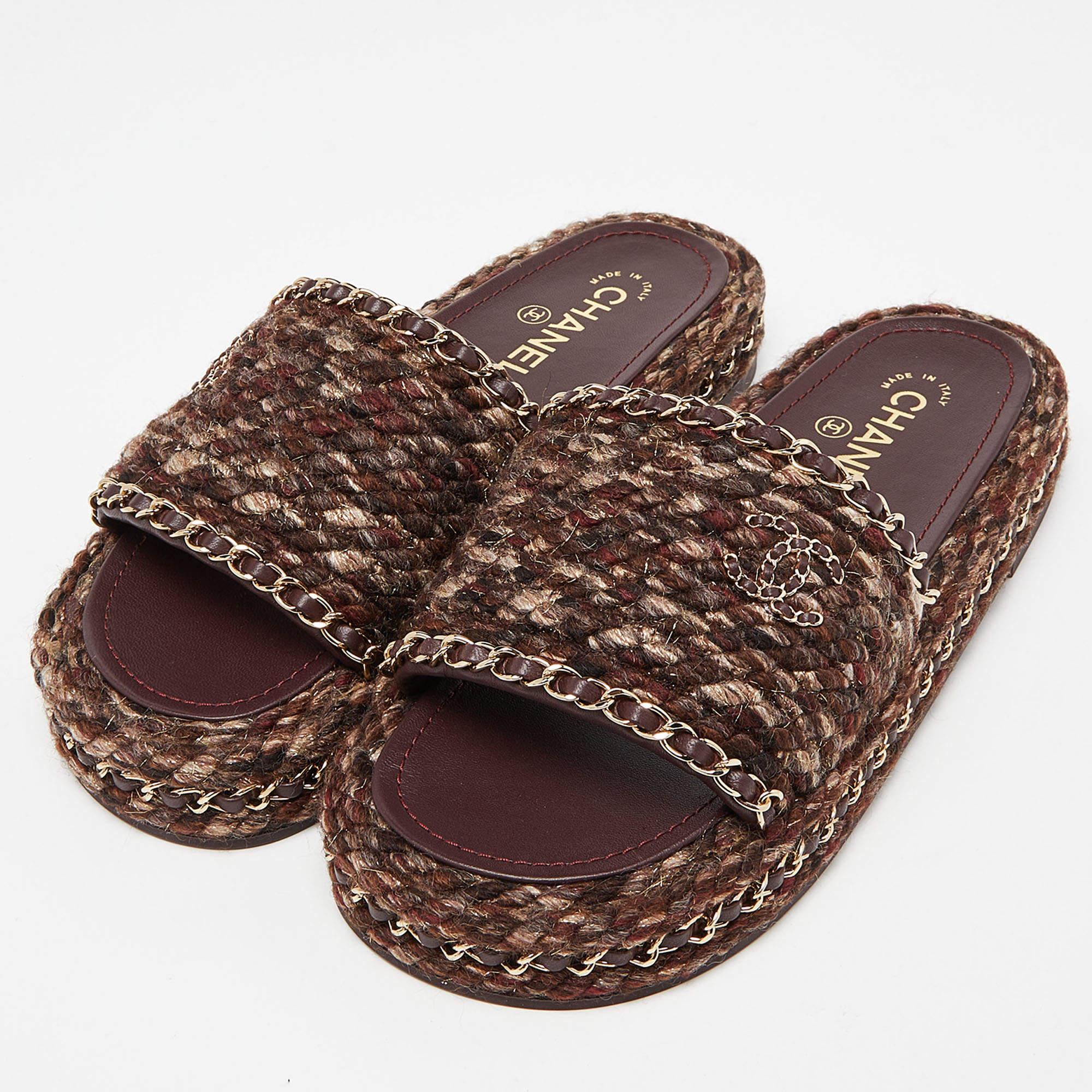 Chanel Burgundy Tweed and Leather Chain Detail Slide Sandals Size 38 In Excellent Condition For Sale In Dubai, Al Qouz 2