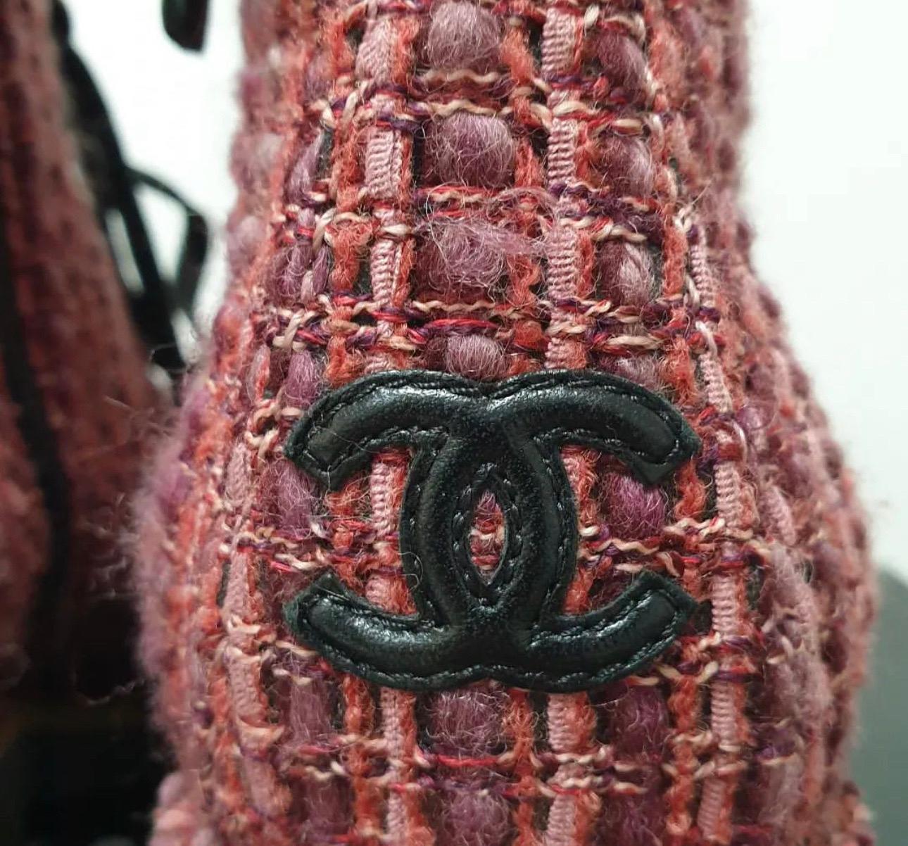 Chanel Burgundy Tweed Lace Up Ankle Boots In Good Condition For Sale In Krakow, PL