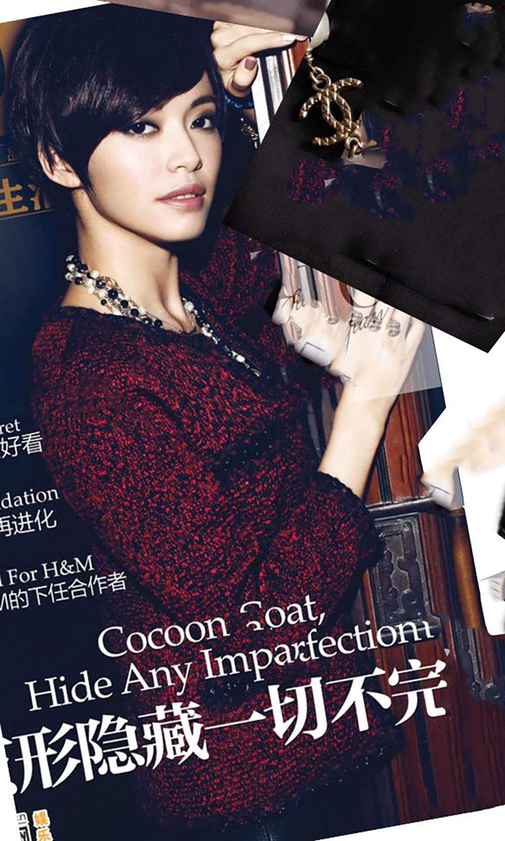 Superbe veste en tweed de Chanel présentant la silhouette à 4 poches la plus emblématique de la marque.
~ Un style Chanel incomparable !
- Breloque du logo CC sur la poche
- doublure en soie noire, maillons de chaîne à l'ourlet
Taille 44 FR / Etat