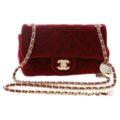 Chanel - Mini-sac à rabat en velours bourguignon et perles, ornements dorés