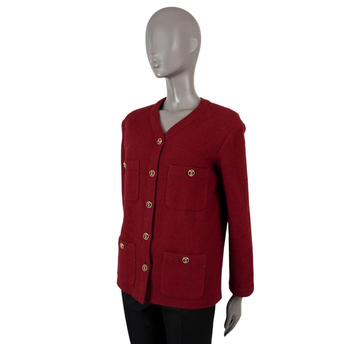 100% authentic Chanel collarless tweed jacket in burgundy wool (100%). Features classic four pocket design, V-neck. Closes with gold-tone metal CC buttons on the front. Lined in silk (100%). Has been worn and is in excellent condition. 

2023