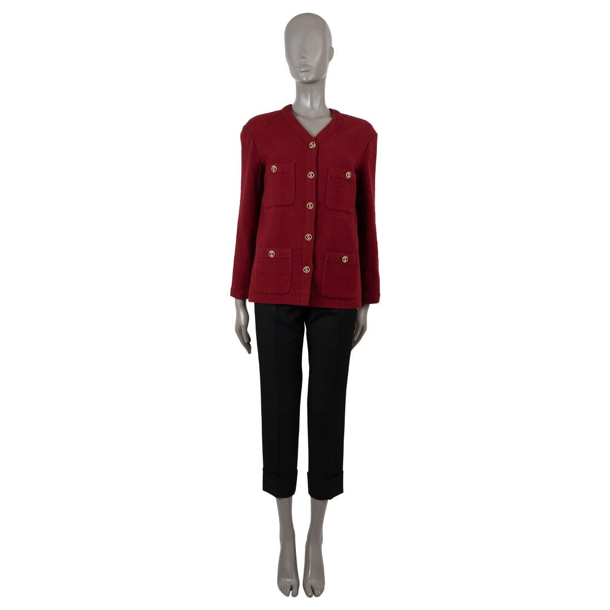 100% authentic Chanel collarless tweed jacket in burgundy wool (100%). Features classic four pocket design, V-neck. Closes with gold-tone metal CC buttons on the front. Lined in silk (100%). Has been worn and is in excellent condition. 

2023
